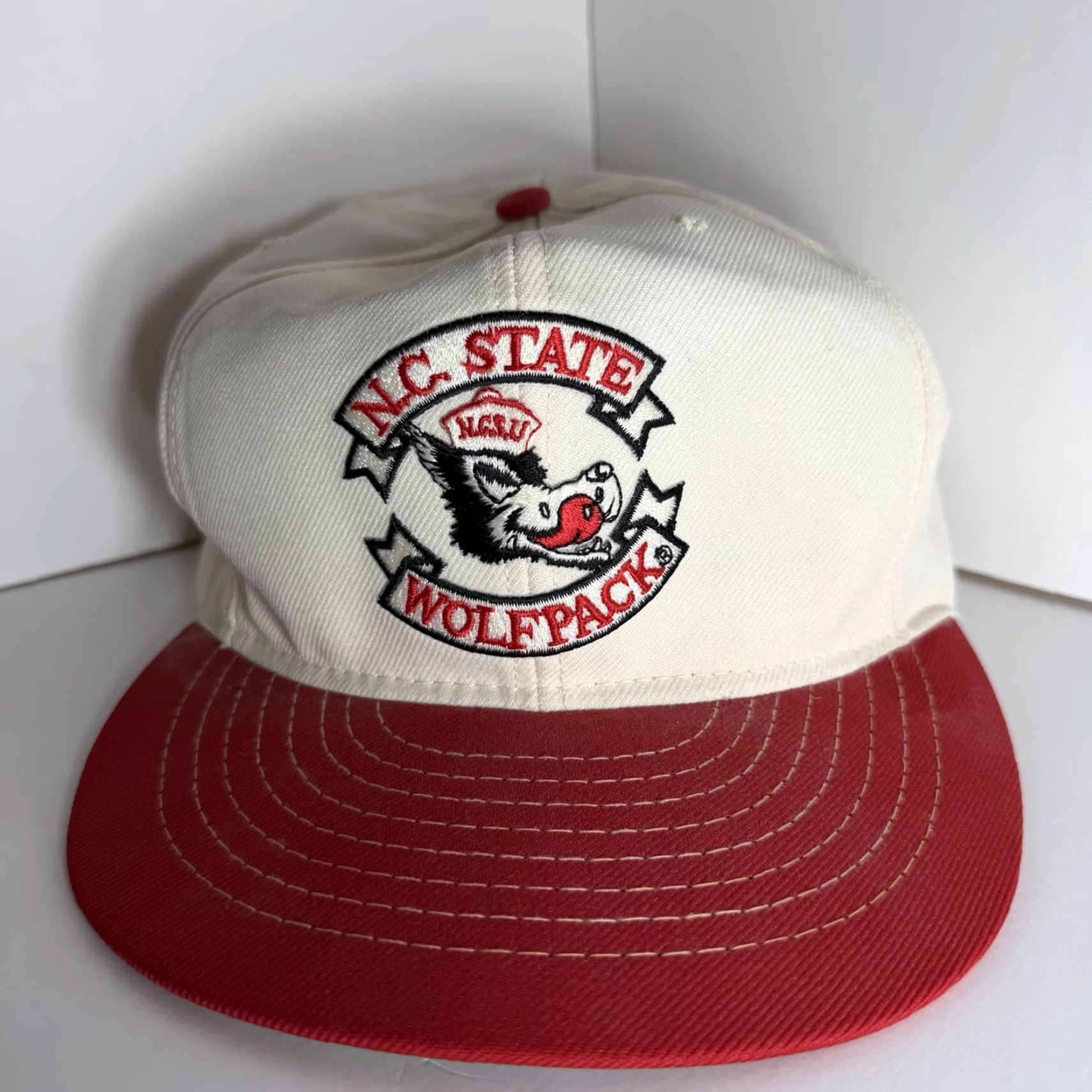 Vintage VINTAGE University Square NC State Wolf Pack SnapBack Hat 80’s NCSU NCAA Baseball Cap Mens White Cotton Twill Adjustable Snapback Size ONE SIZE - 2 Thumbnail