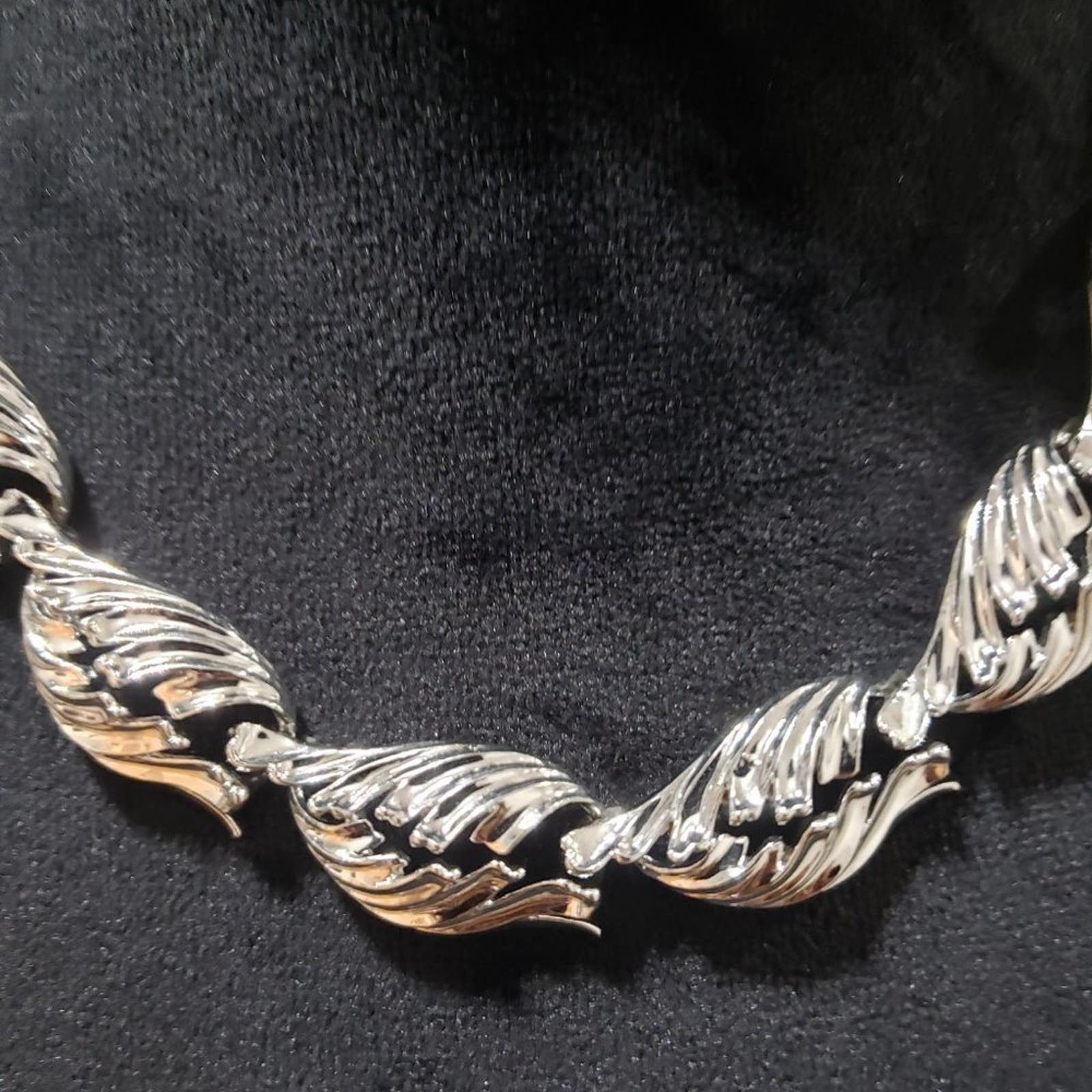 Other Vintage Women Silver Tone Curved Textured Leaf Link Necklace Size ONE SIZE - 4 Thumbnail