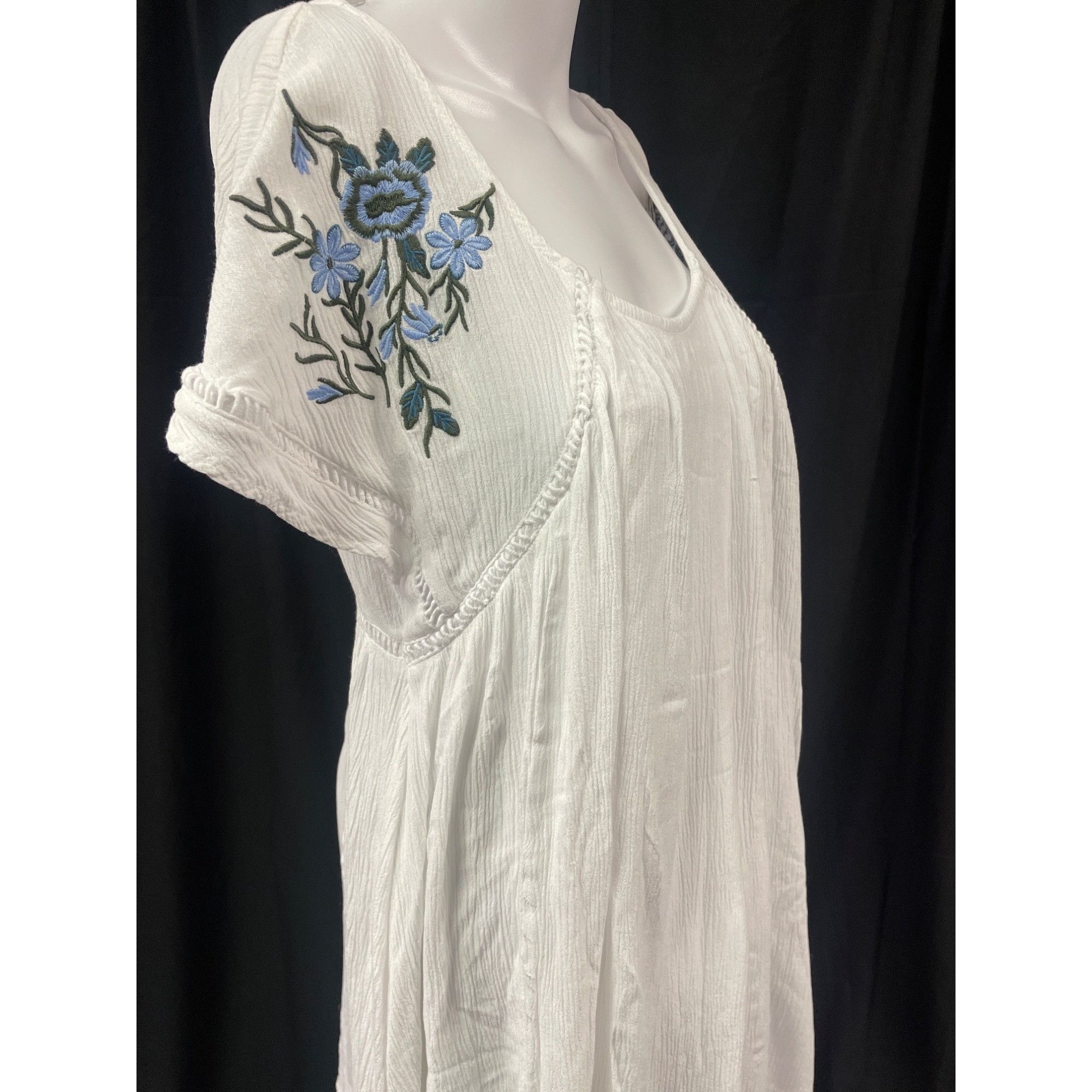 Other Hailey Lyn Women's White Short Sleeve w/ floral embroidery D Size S / US 4 / IT 40 - 3 Thumbnail
