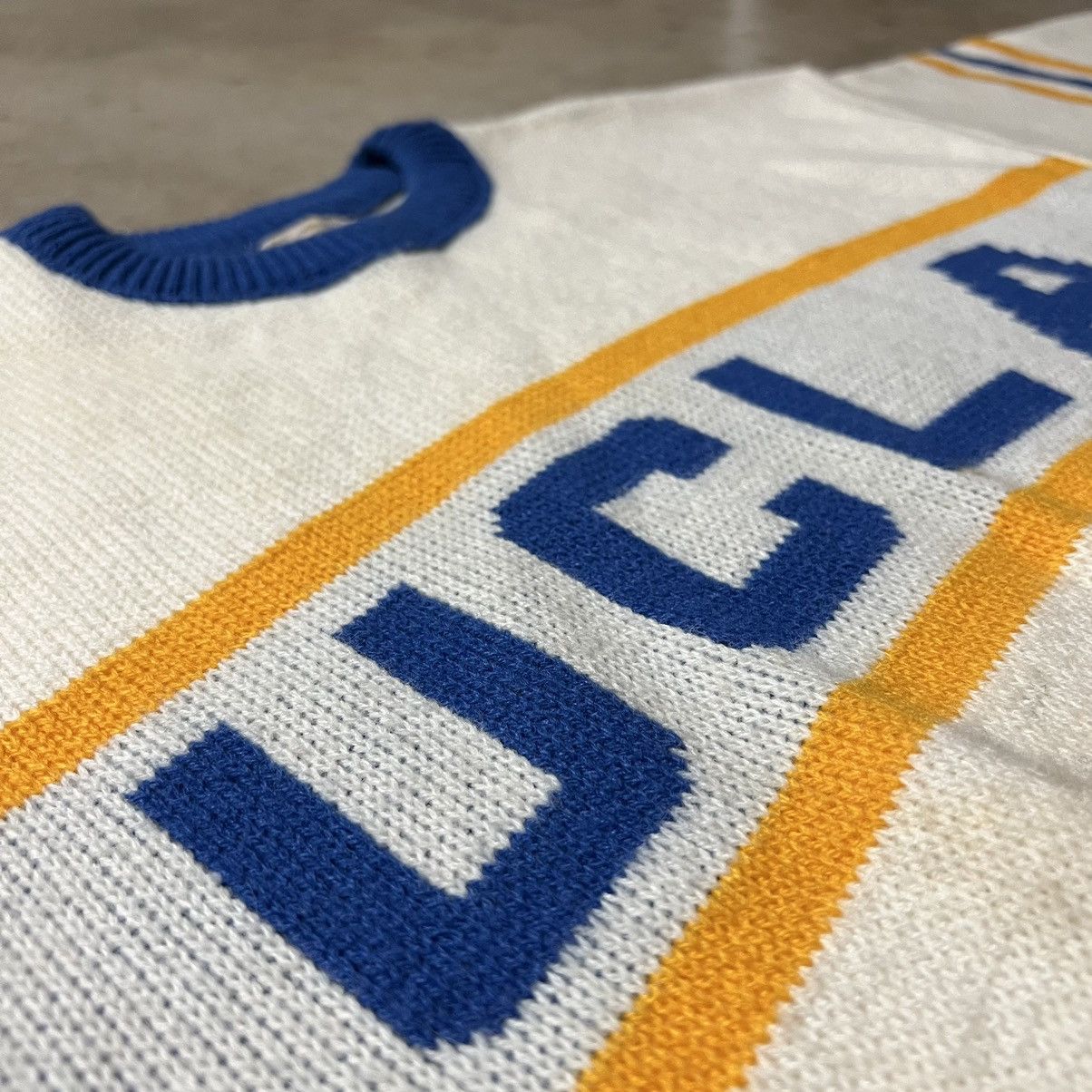 Vintage Vintage 80’s UCLA Cliff Engle 🇺🇸 Wool Knit Sweater Size US M / EU 48-50 / 2 - 3 Thumbnail