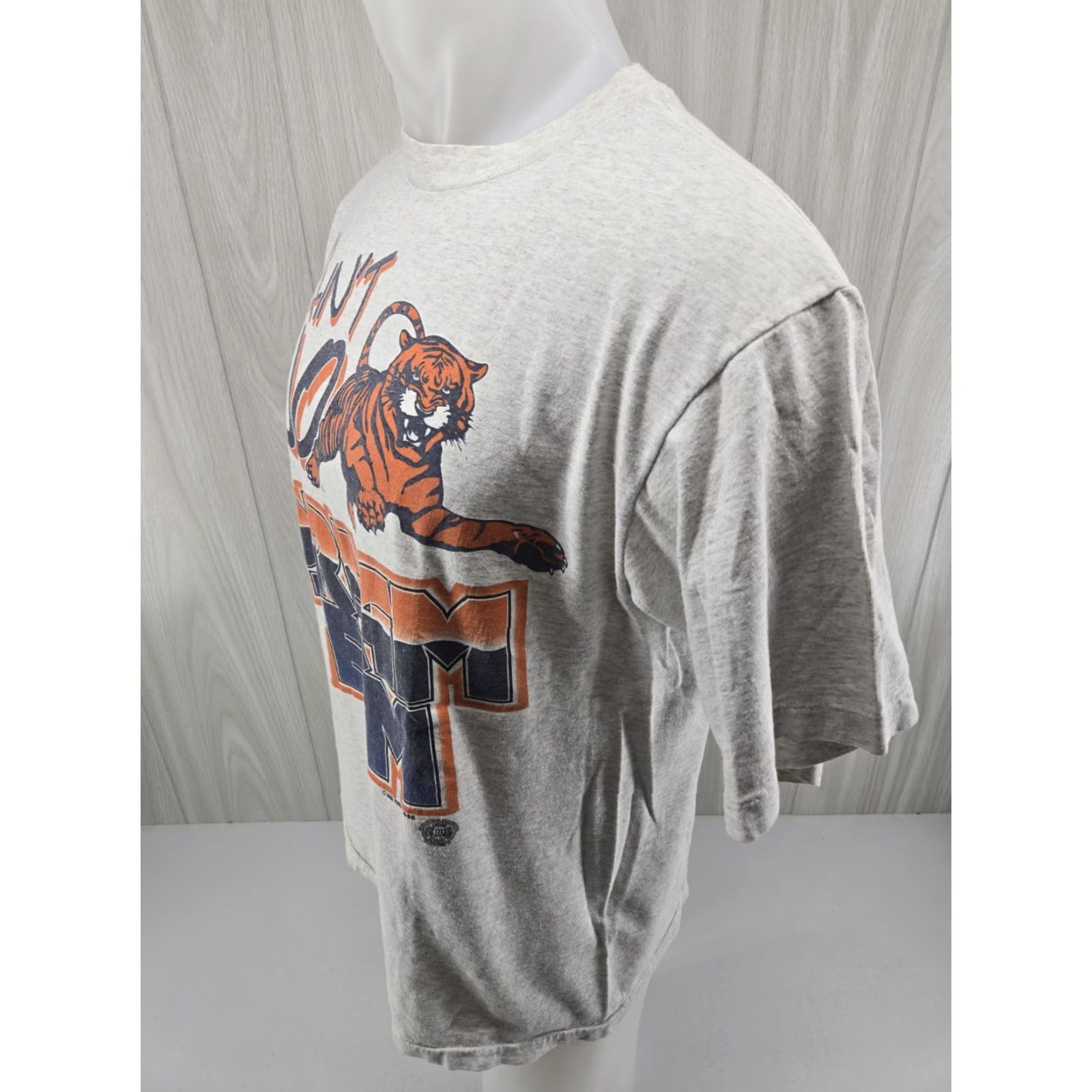Vintage VINTAGE AGED MR Tees 1995 Auburn Football Tee Large Gray Cotton T-Shirt Men Short Sleeve Vintage Football 90s College DBL Sided Single-Stitch Size US L / EU 52-54 / 3 - 6 Thumbnail