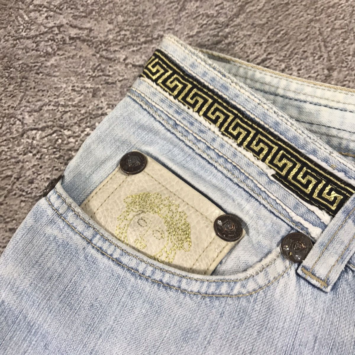 Vintage Vintage 90s Versace Jeans Couture Baggy Faded Jeans Logo 28 Size 28" / US 6 / IT 42 - 4 Thumbnail