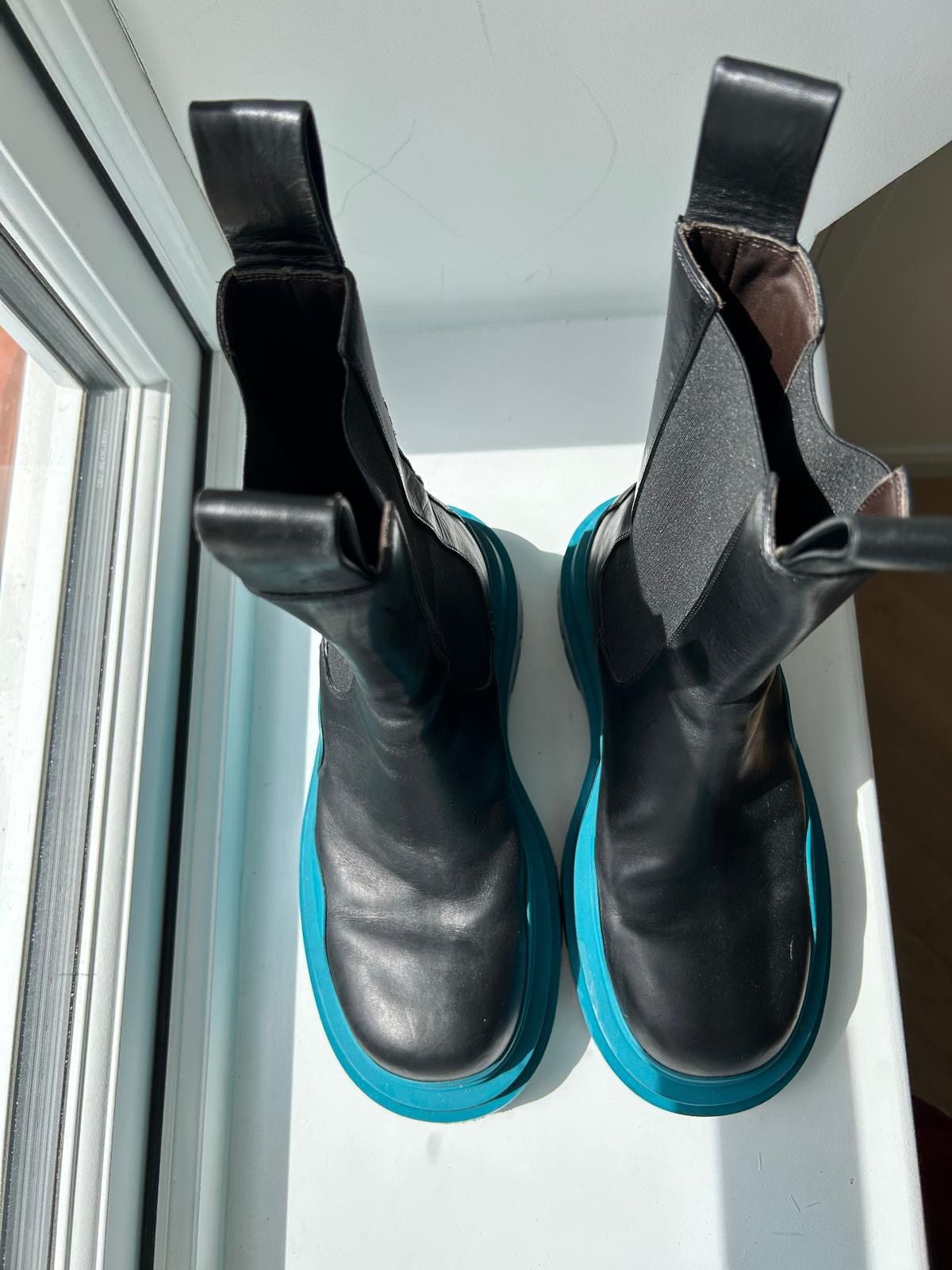 Bottega Veneta Bottega Veneta Black and Blue Tire Chelsea Boots EU 40 Size US 8.5 / EU 41-42 - 6 Thumbnail