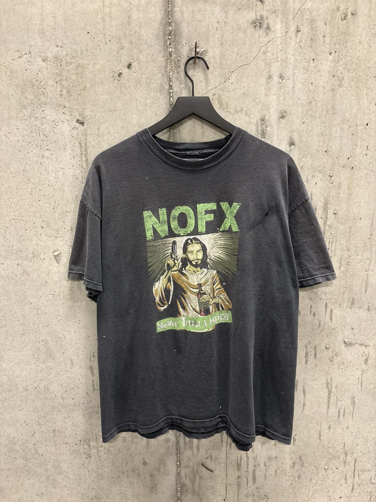 Band Tees Vintage NOFX Never Trust Shirt Thrashed Faded Distressed Size US XL / EU 56 / 4 - 1 Thumbnail