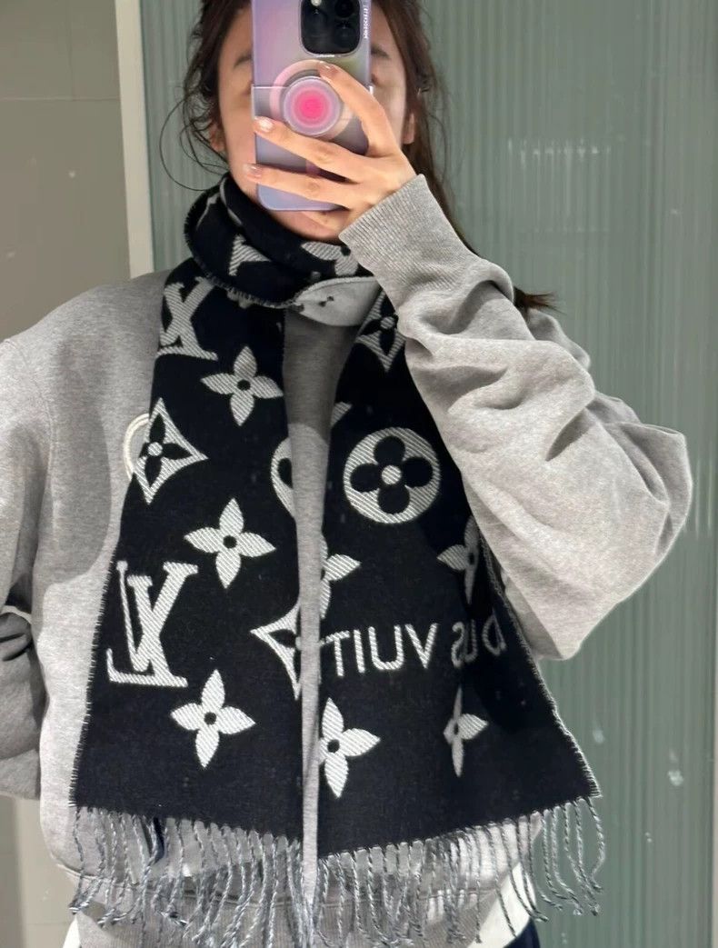 Louis Vuitton Louis Vuitton Black logo presbyopic full print wool fringe Size ONE SIZE - 9 Thumbnail