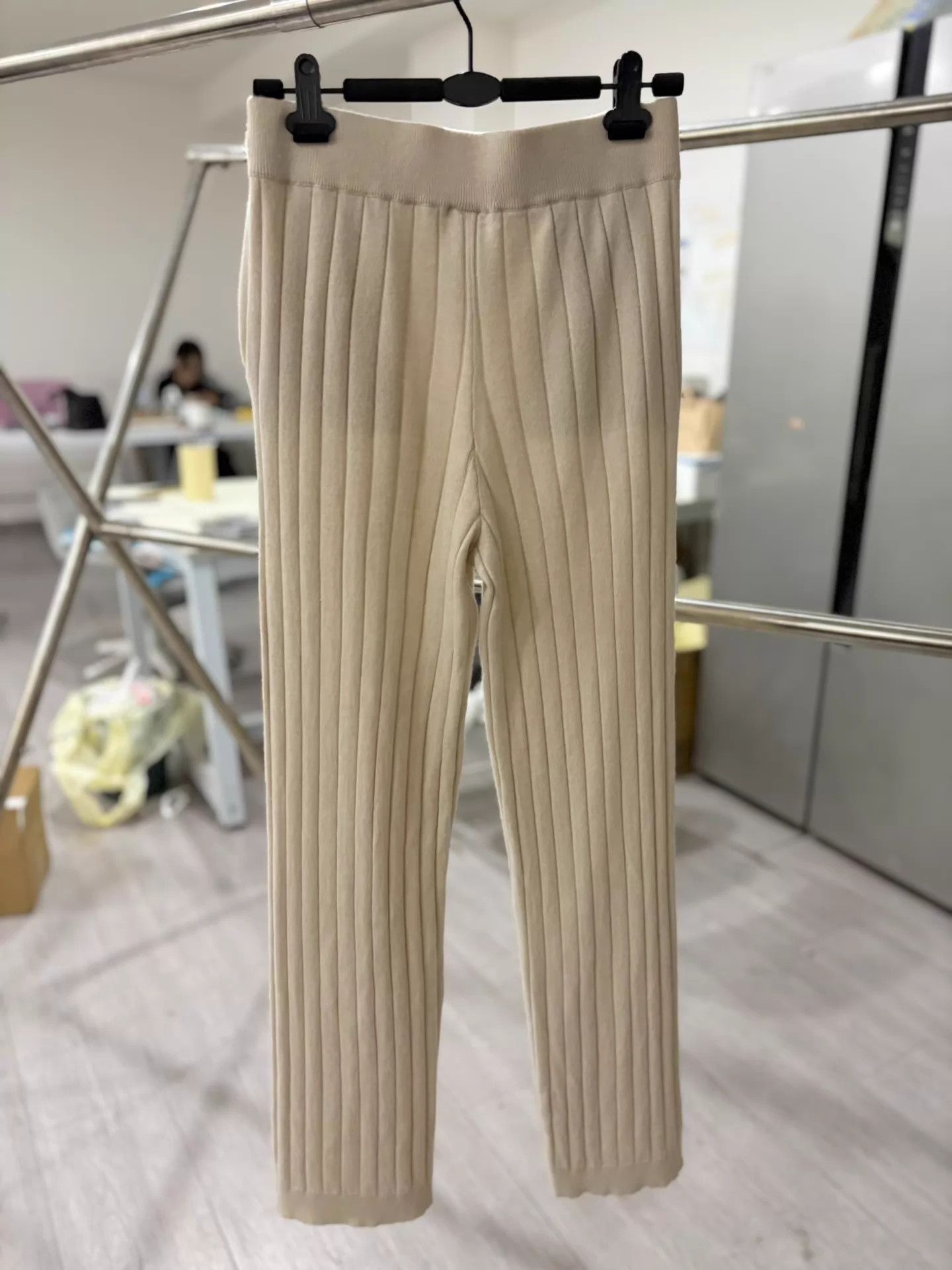 Brunello Cucinelli BC women's beige cashmere knit pants XS Deadstock Size 25" / US 0 / IT 36 - 3 Thumbnail