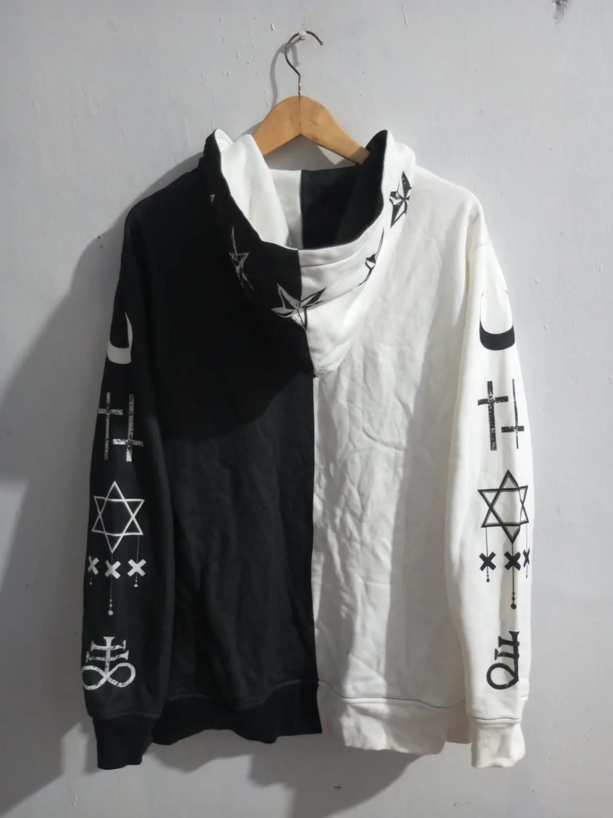 Japanese Brand Travas tokyo iluminati cross hoodie Size US L / EU 52-54 / 3 - 9 Thumbnail
