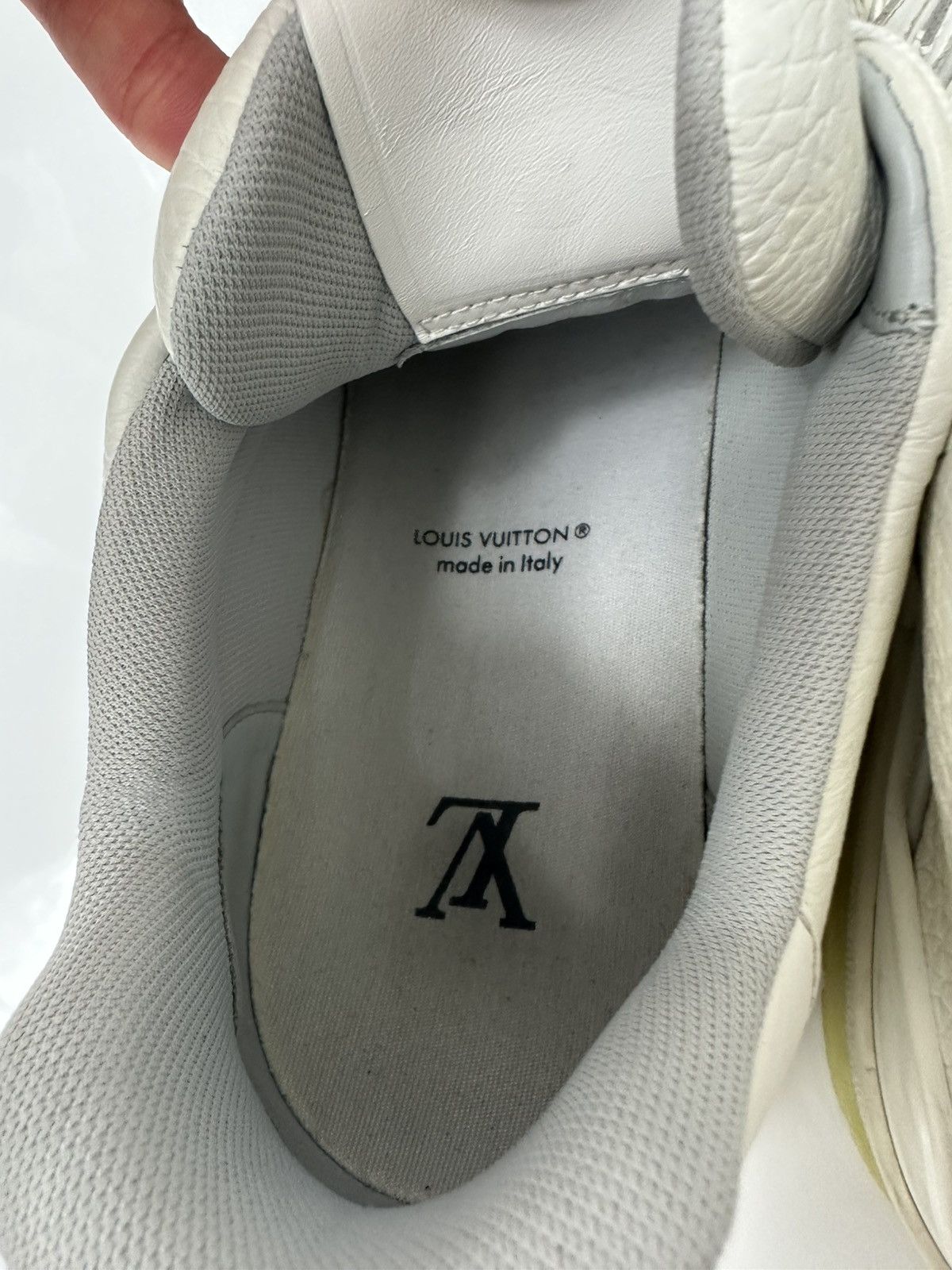 Louis Vuitton Louis Vuitton Trainer White/Grey Signature Size US 9.5 / EU 42-43 - 8 Thumbnail