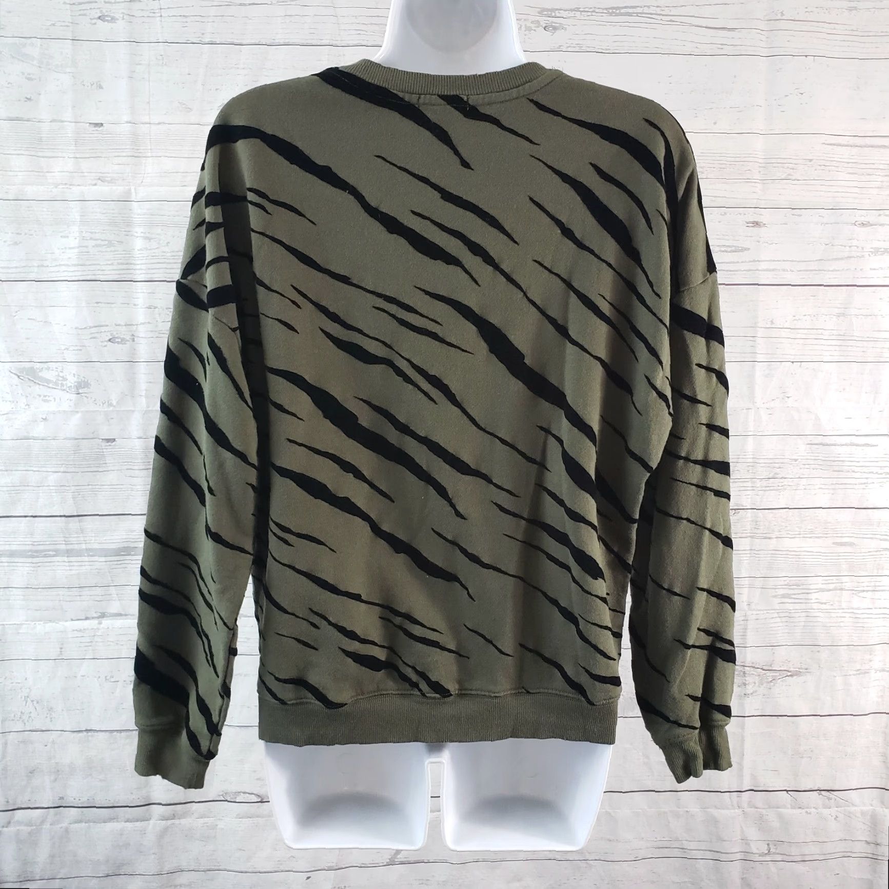 Rails Rails Womens Marlo Flocked Sweatshirt Sz Medium Green Tiger Print Cotton Blend Shirt Pullover Womens Size M Tiger Pattern Vintage No Size M / US 6-8 / IT 42-44 - 5 Thumbnail