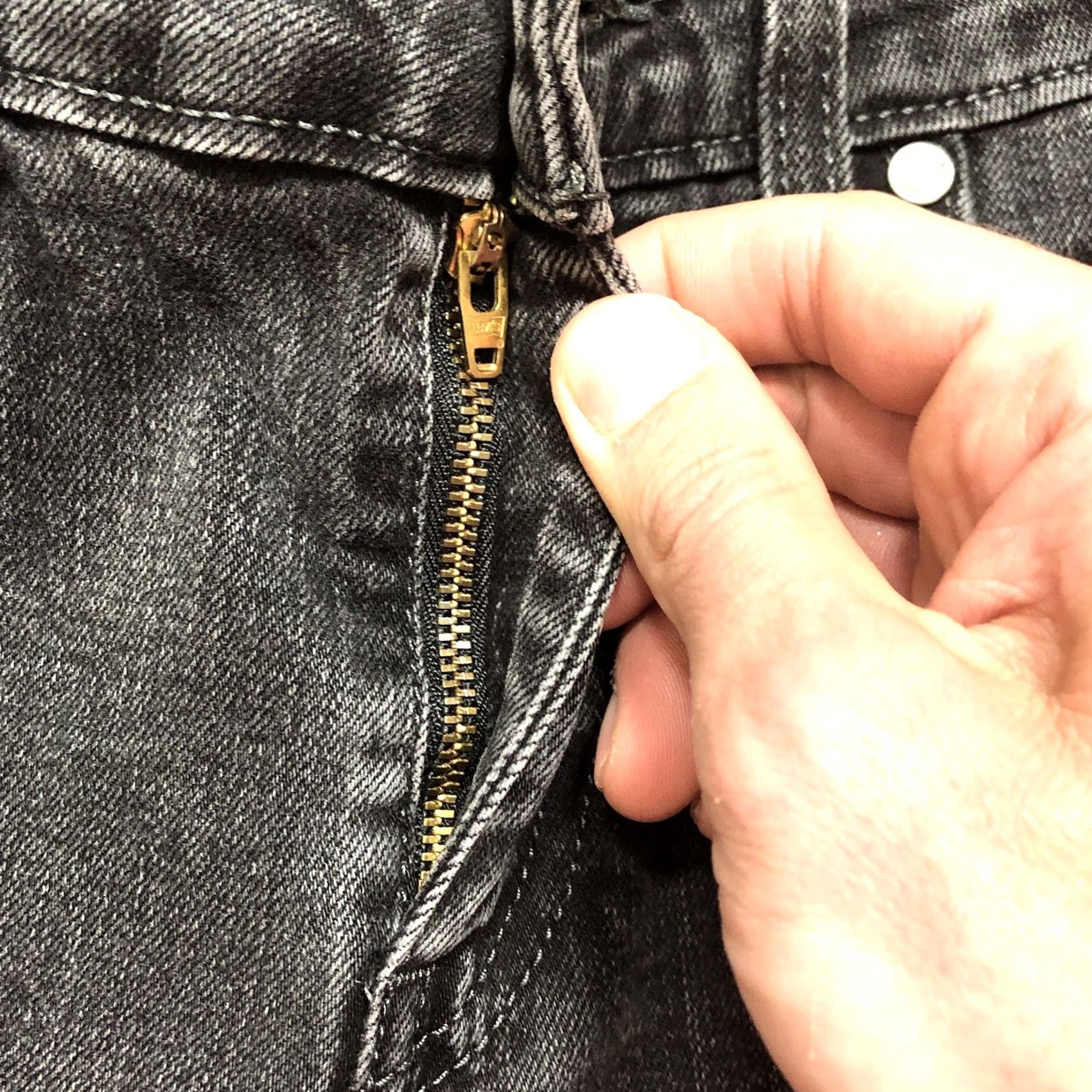 Levi's Levi's Classic Mid Rise Skinny Jeans Womens 8 Black Denim 28 Inseam 5-Pocket Belt Loops Distressed No Light Wash Slim Fit Vintage: No Size 30" / US 8 / IT 44 - 5 Thumbnail