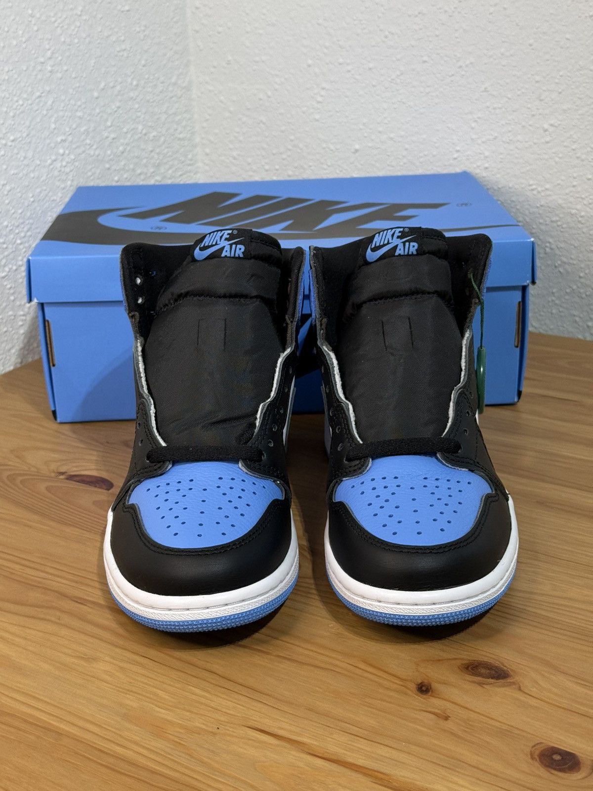 Jordan Brand × Nike Nike Air Jordan 1 Retro High OG UNC Toe size 6 Men/8 Woman Size US 6 / EU 39 - 2 Thumbnail