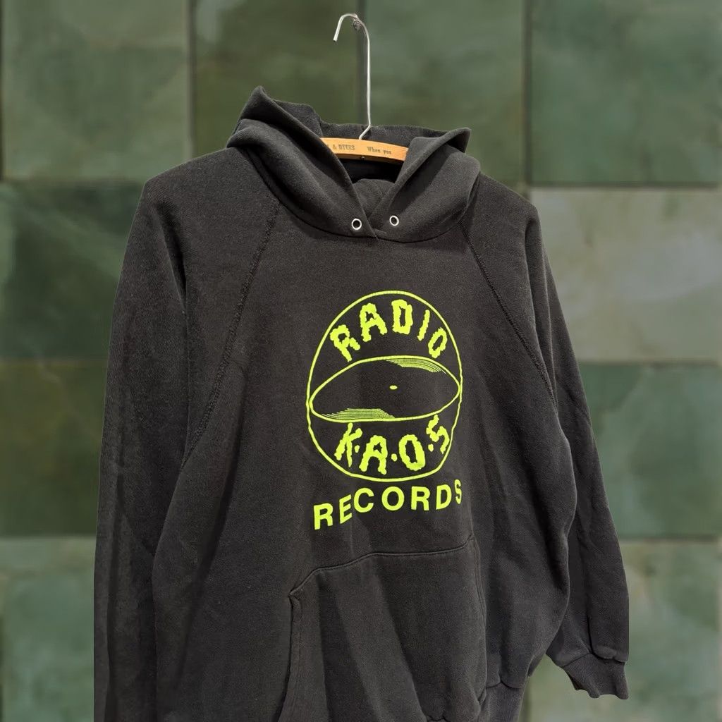 Hanes VINTAGE 90s Radio Kaos Records Hanes Hoodie Black Mens L Pullover United States Men 90s Theme Black pullover hoodie Hanes Large USA Mens Size US L / EU 52-54 / 3 - 1 Thumbnail