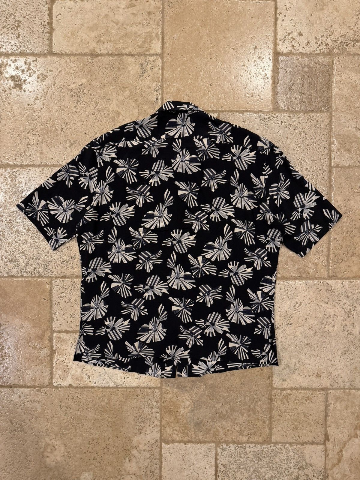 Saint Laurent Paris Saint Laurent Paris Imprime Fleur Origami Print Black Shirt Size US L / EU 52-54 / 3 - 10 Thumbnail