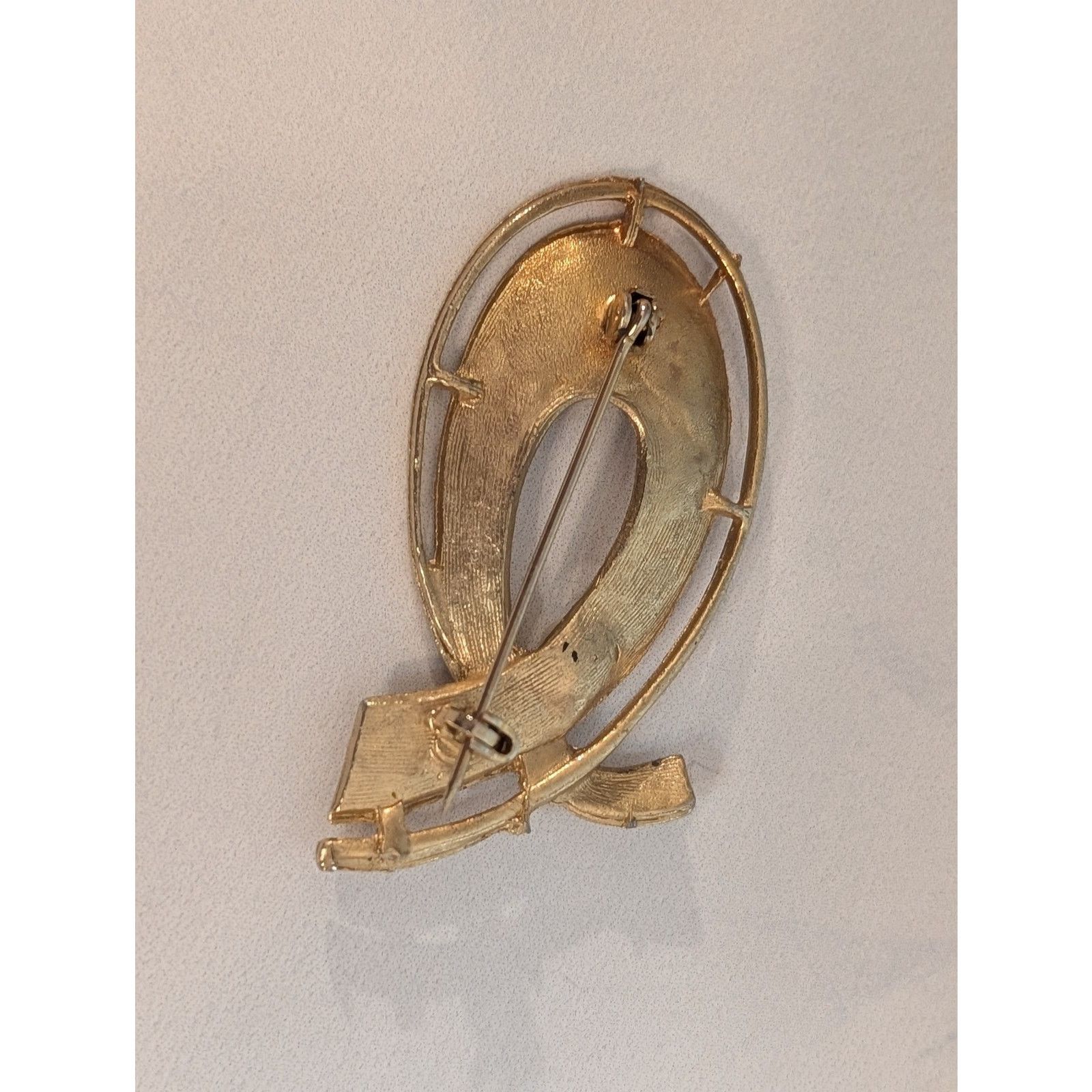 Vintage VTG 1960s Gold-Tone Etched Ribbon w/ Faux Pearl Brooch Pin Size ONE SIZE - 3 Thumbnail