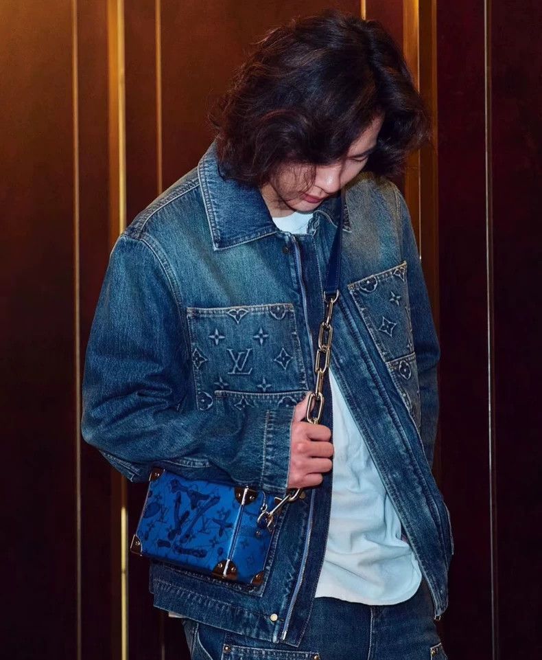 Louis Vuitton Louis Vuitton Embossed logo dark blue aged denim overalls j Size US M / EU 48-50 / 2 - 7 Thumbnail