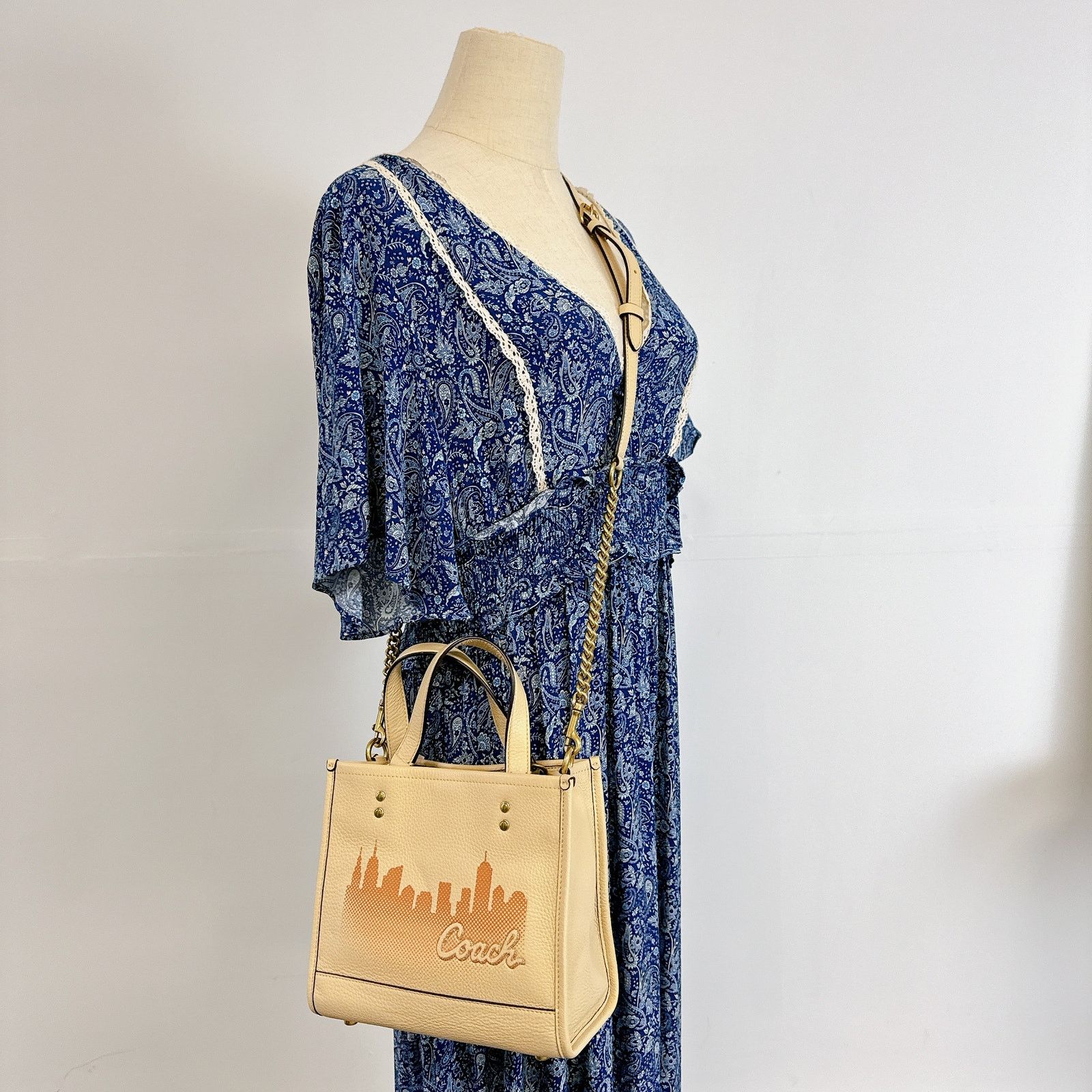 image of Coach C6494 Jennifer Lopez Dempsey Tote 22 Nyc Skyline Cream in White, Women's