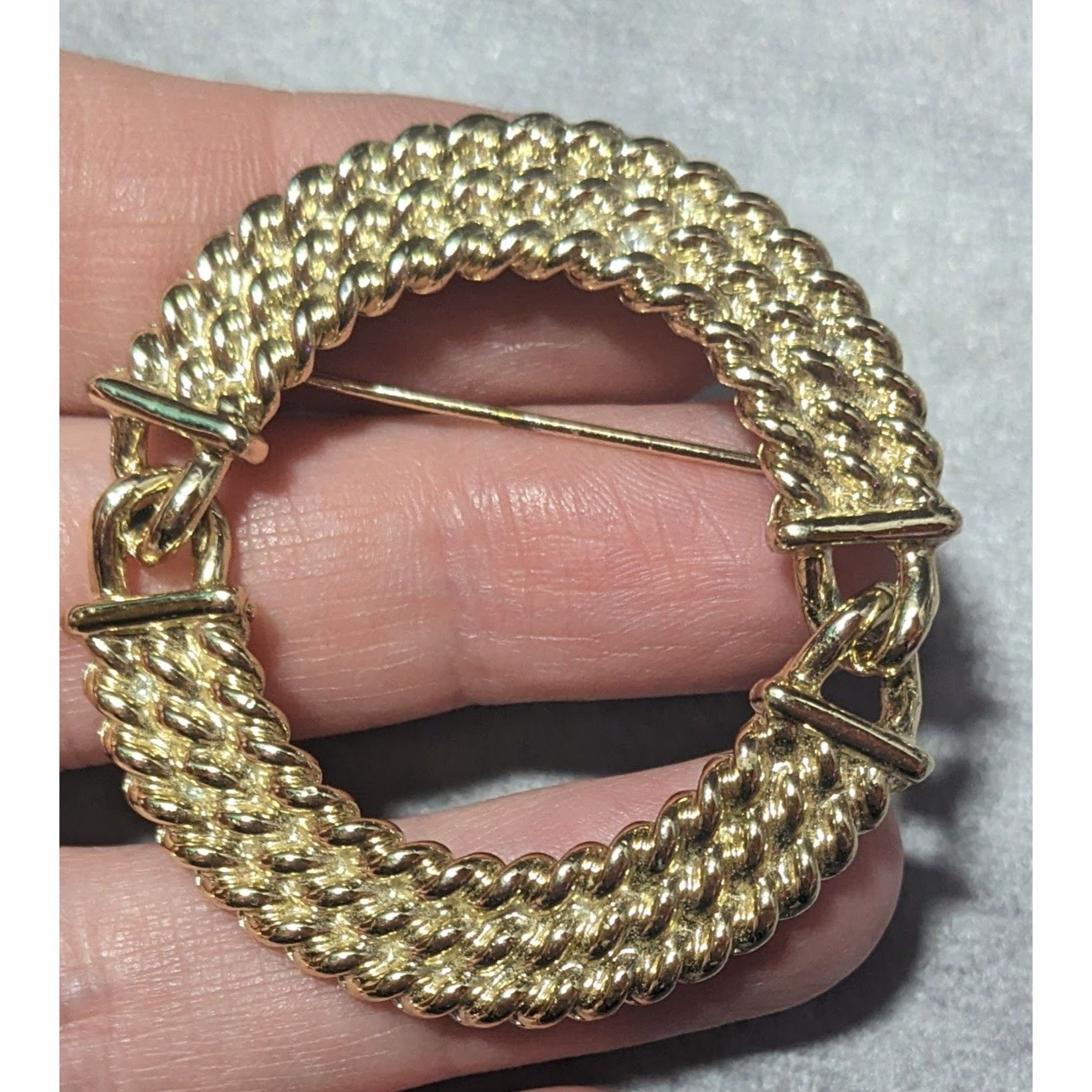 Other Vintage Textured Articulated Gold Tone Braided Wreath Brooch Size ONE SIZE - 4 Thumbnail