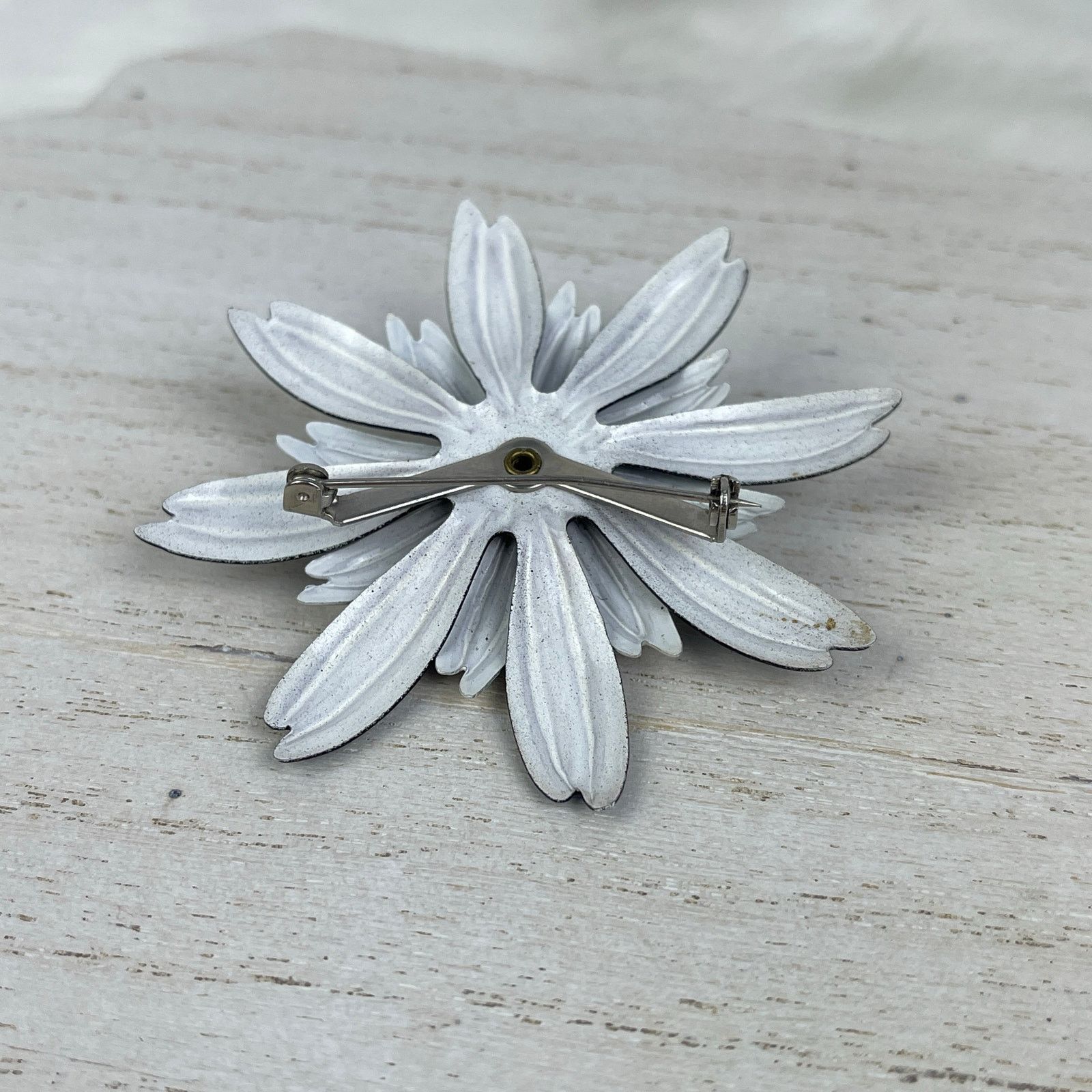 Vintage VTG 1960’s Black White Daisy Flower Brooch Pin Metal Enamel Size ONE SIZE - 12 Thumbnail