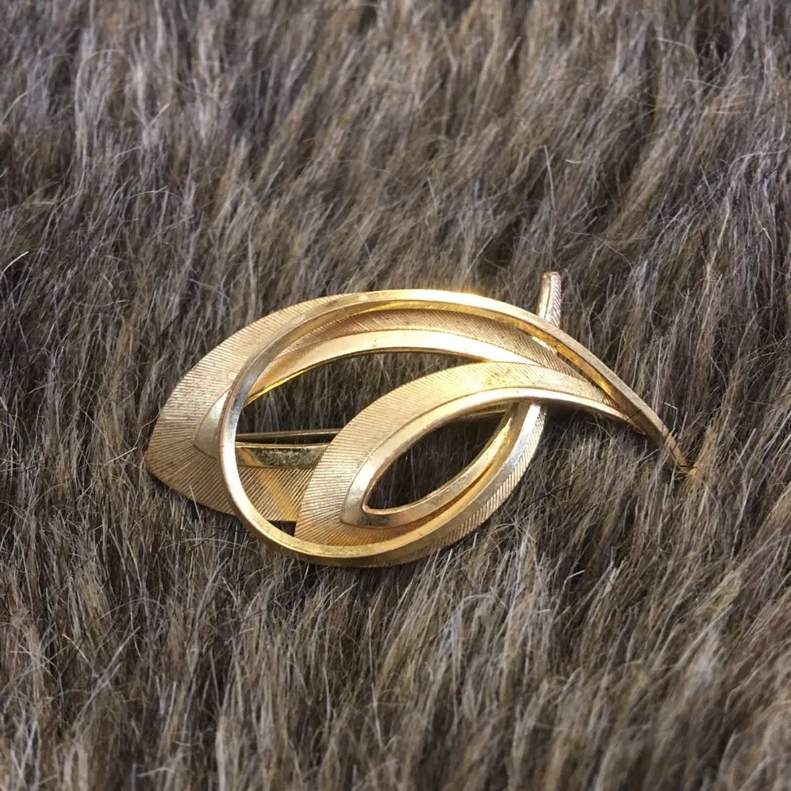 Vintage Vintage Germany gold plated swirl design brooch Size ONE SIZE - 1 Thumbnail