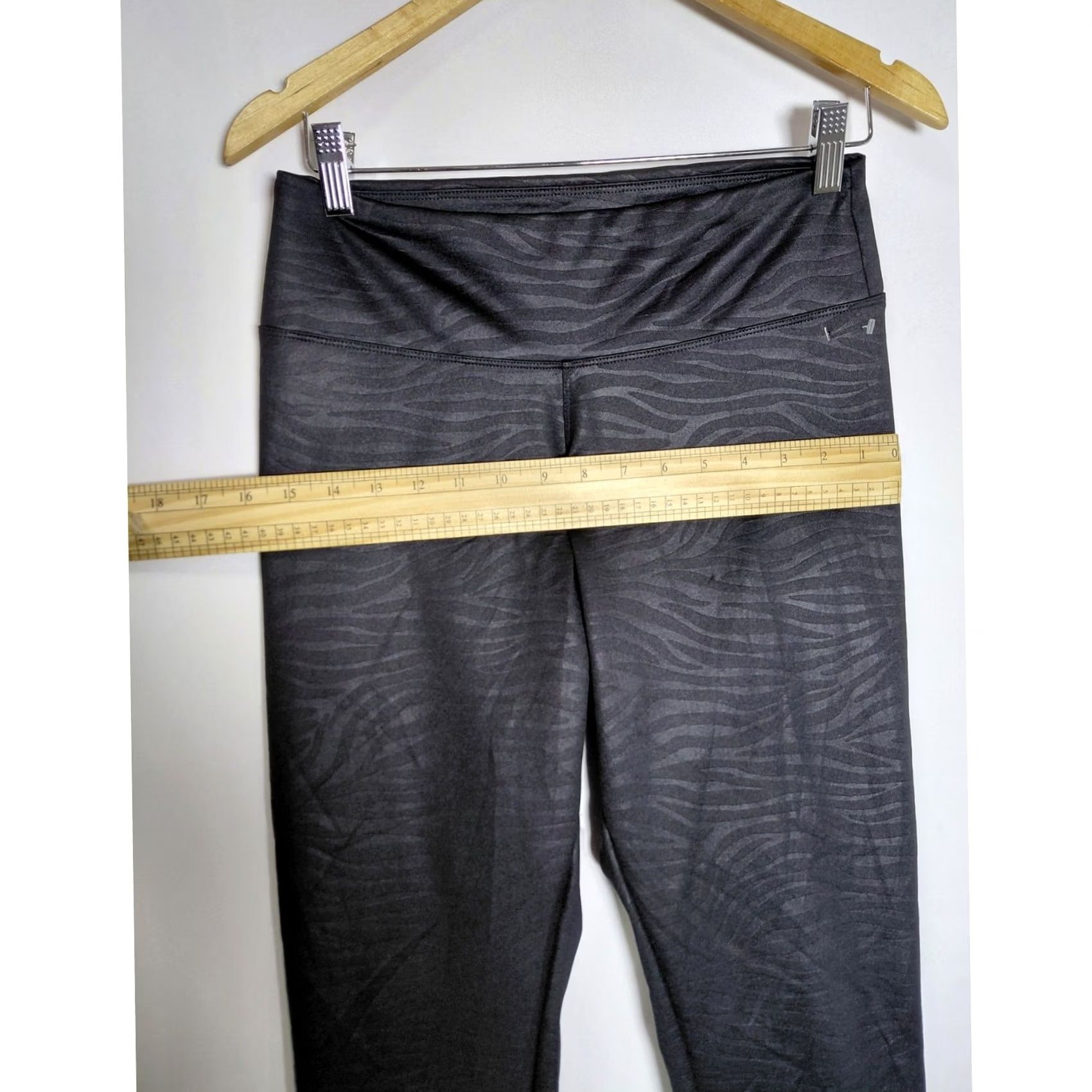 Express EXPRESS Black Solid Knit High Rise Leggings Women M Knit Polyester Spandex Activewear Gym Running Ankle (Regular) Far Fall Spring Size 32" / US 10 / IT 46 - 5 Thumbnail