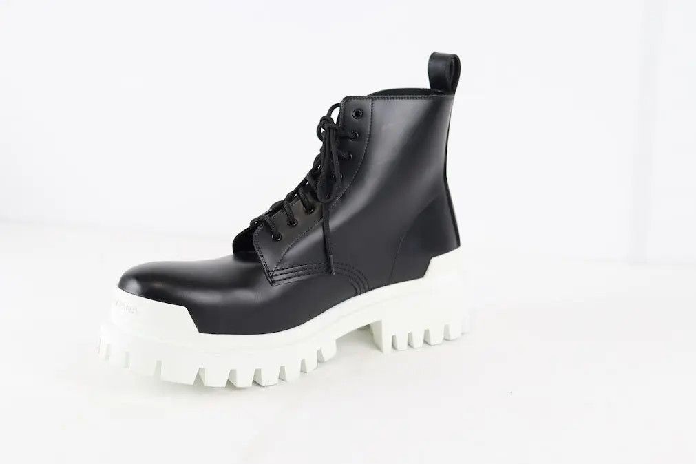 Balenciaga o1rshd1 Worn-Out Effect Leather Strike Bootie L20 in Khaki Size US 8 / EU 41 - 4 Thumbnail