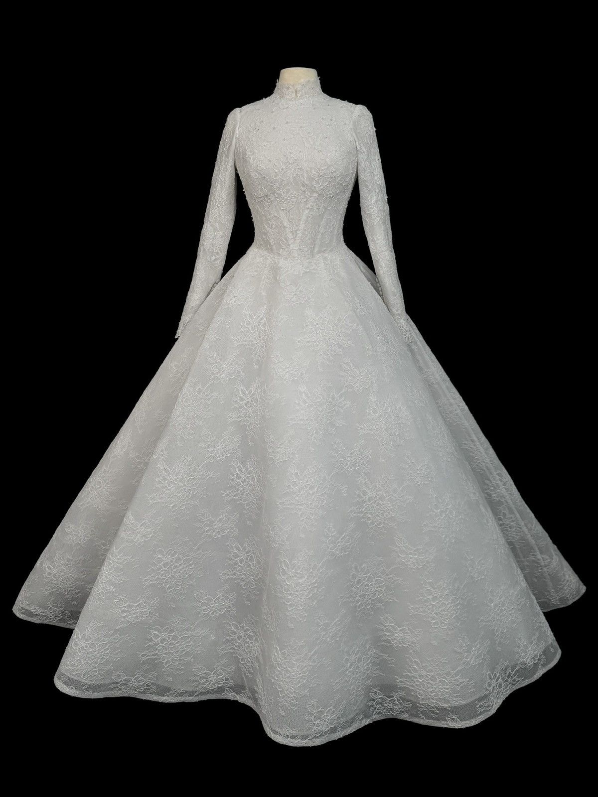 Other Preloved US 8 Anna Augusta Chantilly lace Bridal gown Size M / US 6-8 / IT 42-44 - 1 Thumbnail
