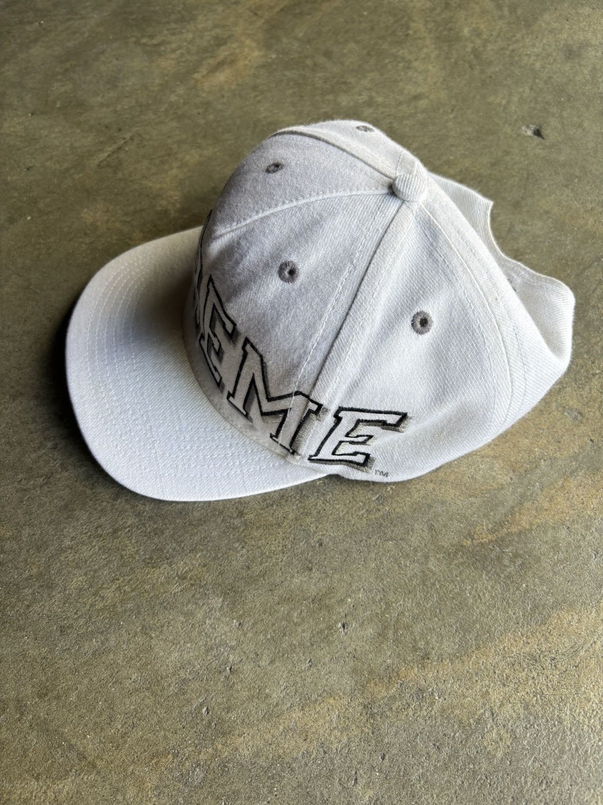 Supreme White Supreme Wrap Around Logo Snapback hat Size ONE SIZE - 3 Thumbnail