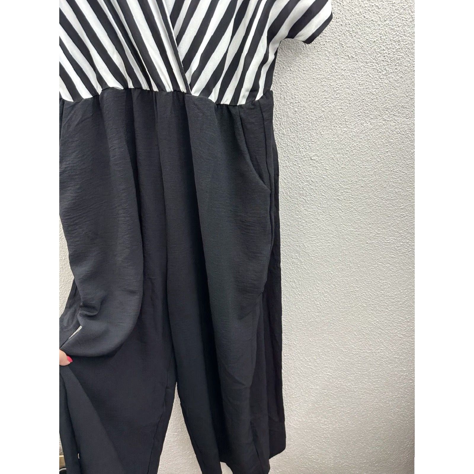 Vintage VINTAGE Bloomchic Jumpsuit One-Piece Womens 12 Black White Striped Short Sleeve Belted Pockets Button Summer Fall Spring Winter Size 34" / US 12 / IT 48 - 2 Thumbnail