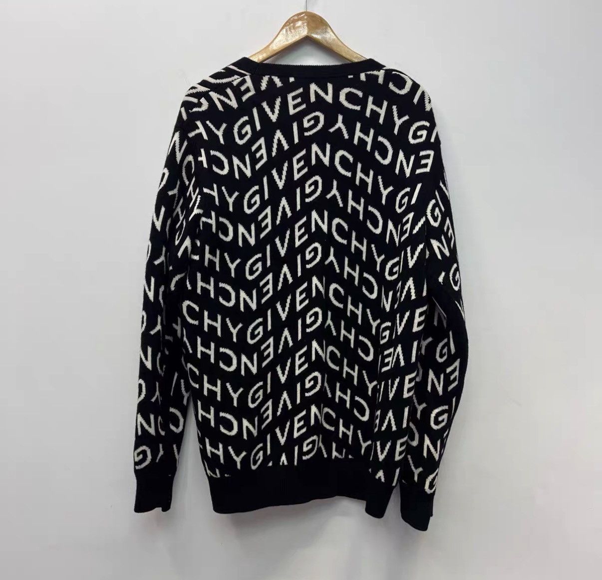 Givenchy Givenchy All-over Logo Wool Cardigan J42 Size US XL / EU 56 / 4 - 2 Thumbnail