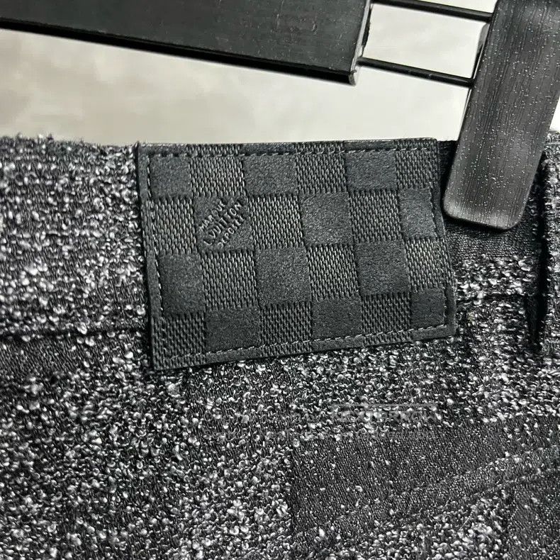 Louis Vuitton Louis Vuitton 25 Black Pearlescent Studded Cargo Jeans Size US 31 - 2 Thumbnail