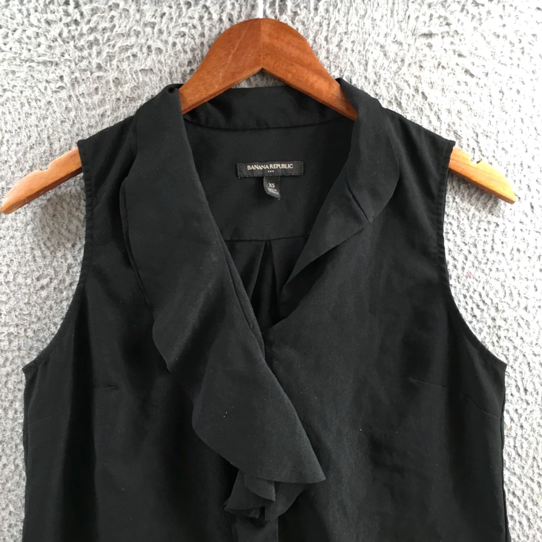 Banana Republic Banana Republic Blouse Womens XS Black Sleeveless Ruffle V Neck Lightweight Top Size XS / US 0-2 / IT 36-38 - 2 Thumbnail