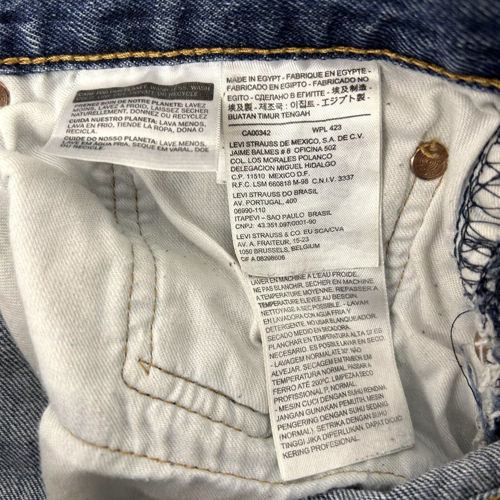 Levi's Levi's 501 Jeans Mens 38x33 Blue Button Fly Straight Leg Denim Regular Fit 100% Cotton Vintage? No (Levi's 501) } Size US 38 / EU 54 - 4 Thumbnail