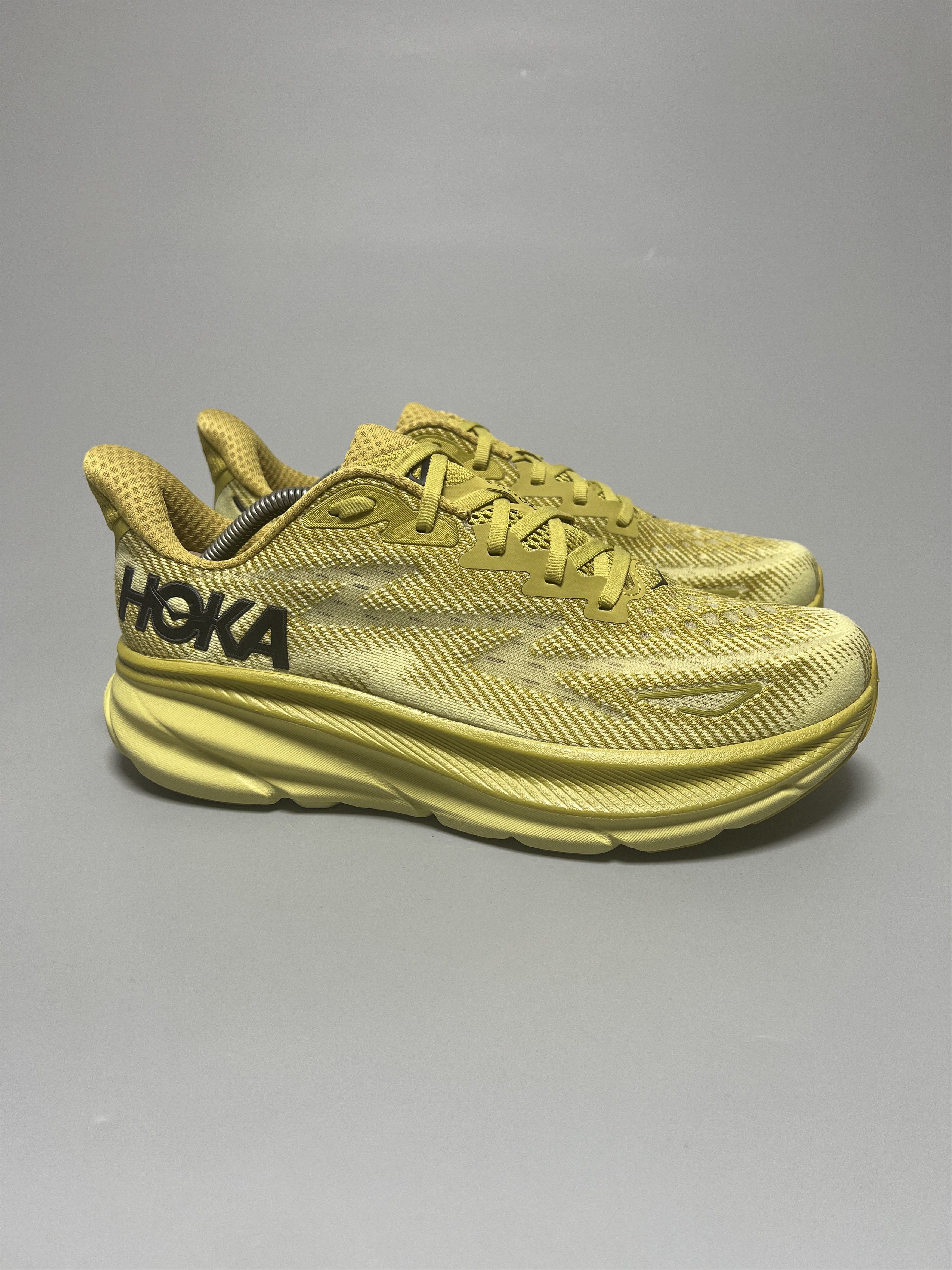 9.5D Hoka One One Clifton 9 Running Shoes Walking Gym in Gold, Men's