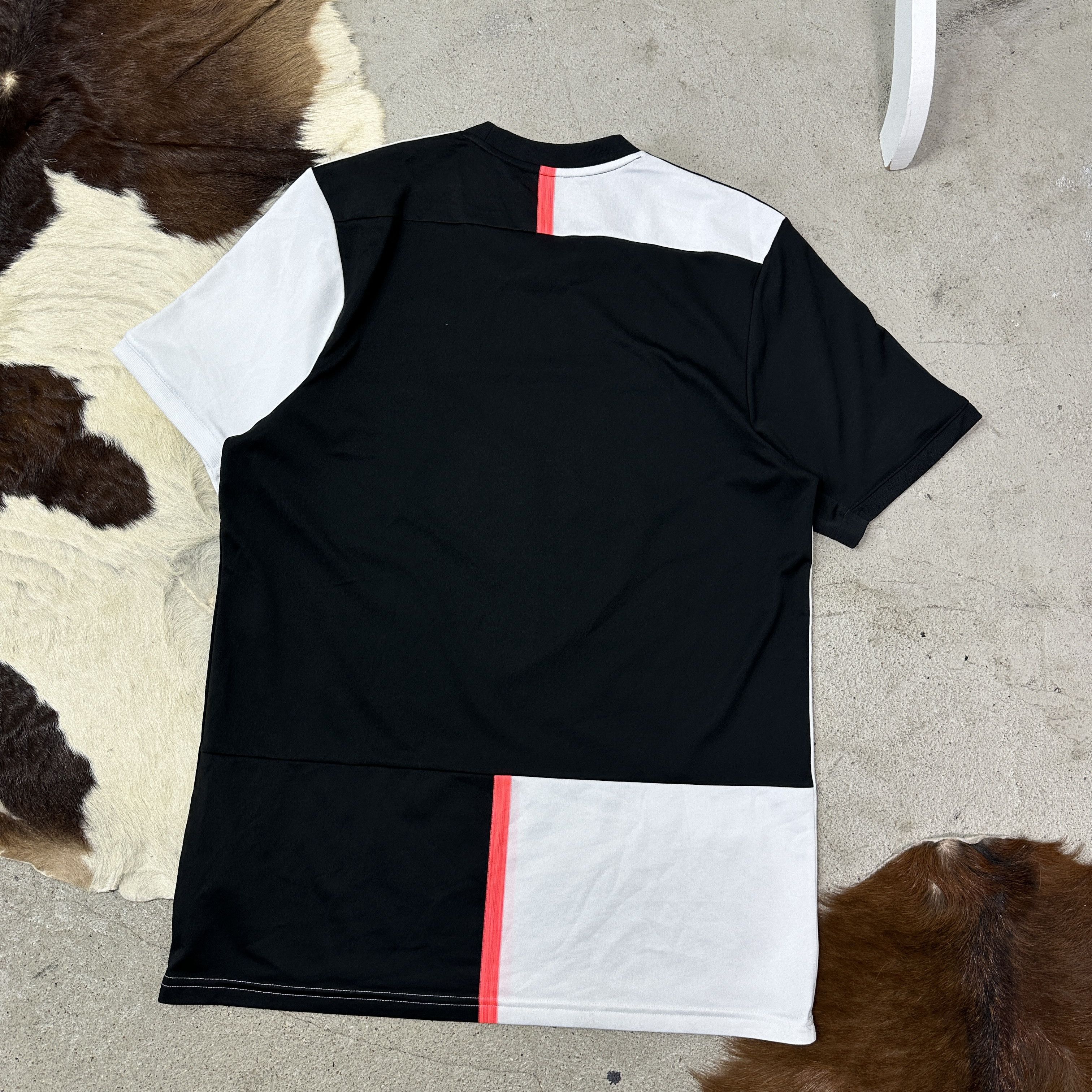 Adidas Vintage Sporty Adidas Juventus 19/20 Home Jersey Y2K Size US L / EU 52-54 / 3 - 6 Thumbnail