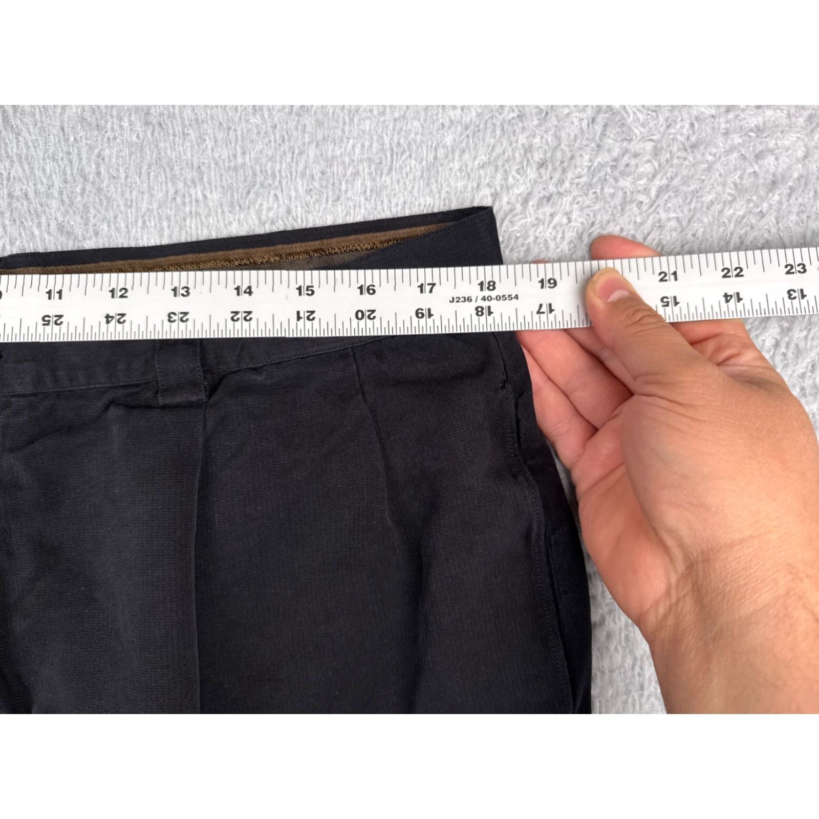 Tommy Bahama Tommy Bahama Shorts Bermuda Men 38 Black Silk Pleated Beach Golf Casual 9in Inseam 100% Silk Relaxed Logo Pockets Aloha Beach Designer Mens Size US 38 / EU 54 - 7 Thumbnail