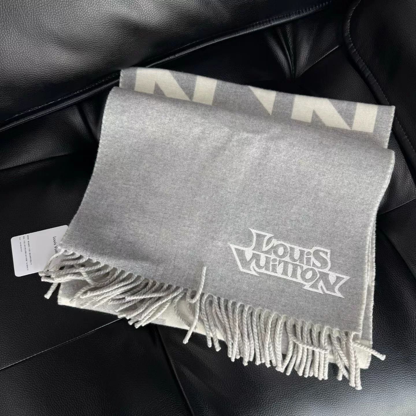Louis Vuitton Louis Vuitton Gray Scarf M Men Size ONE SIZE - 1 Thumbnail
