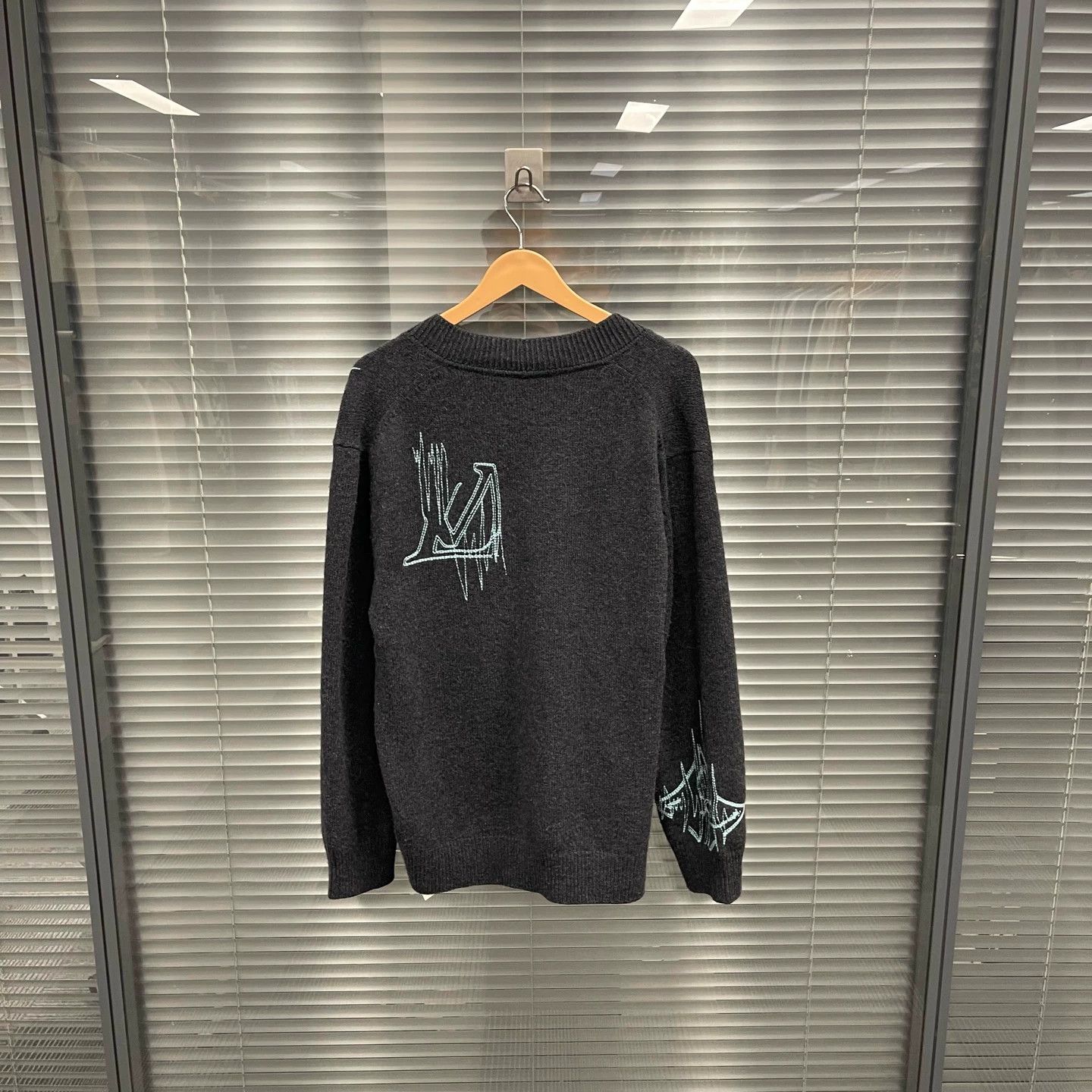 Louis Vuitton LV Gray Floral Embroidered Cardigan M New Size M / US 6-8 / IT 42-44 - 2 Thumbnail