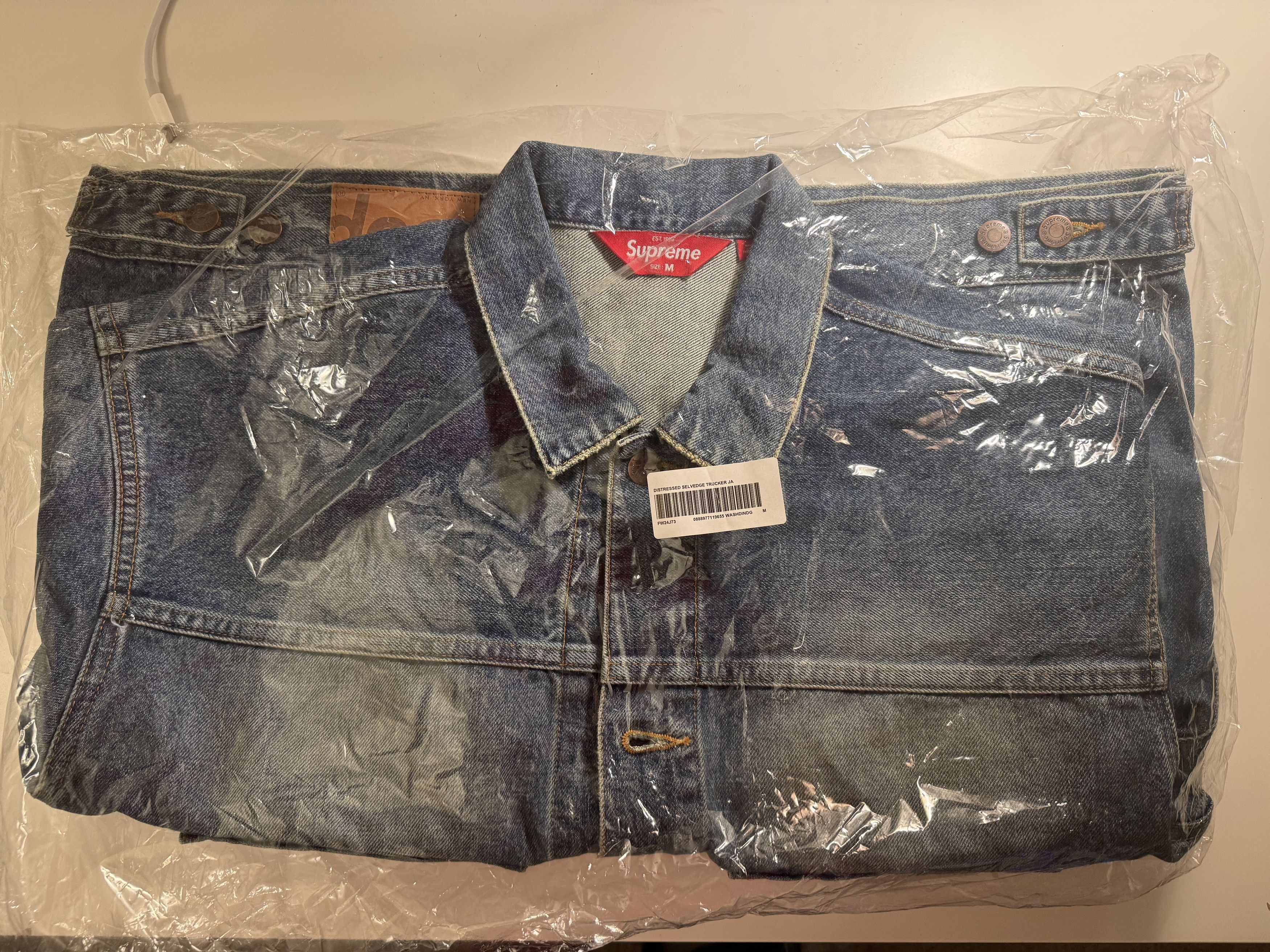 25aw XL Supreme Distressed Trucker Supreme Distressed