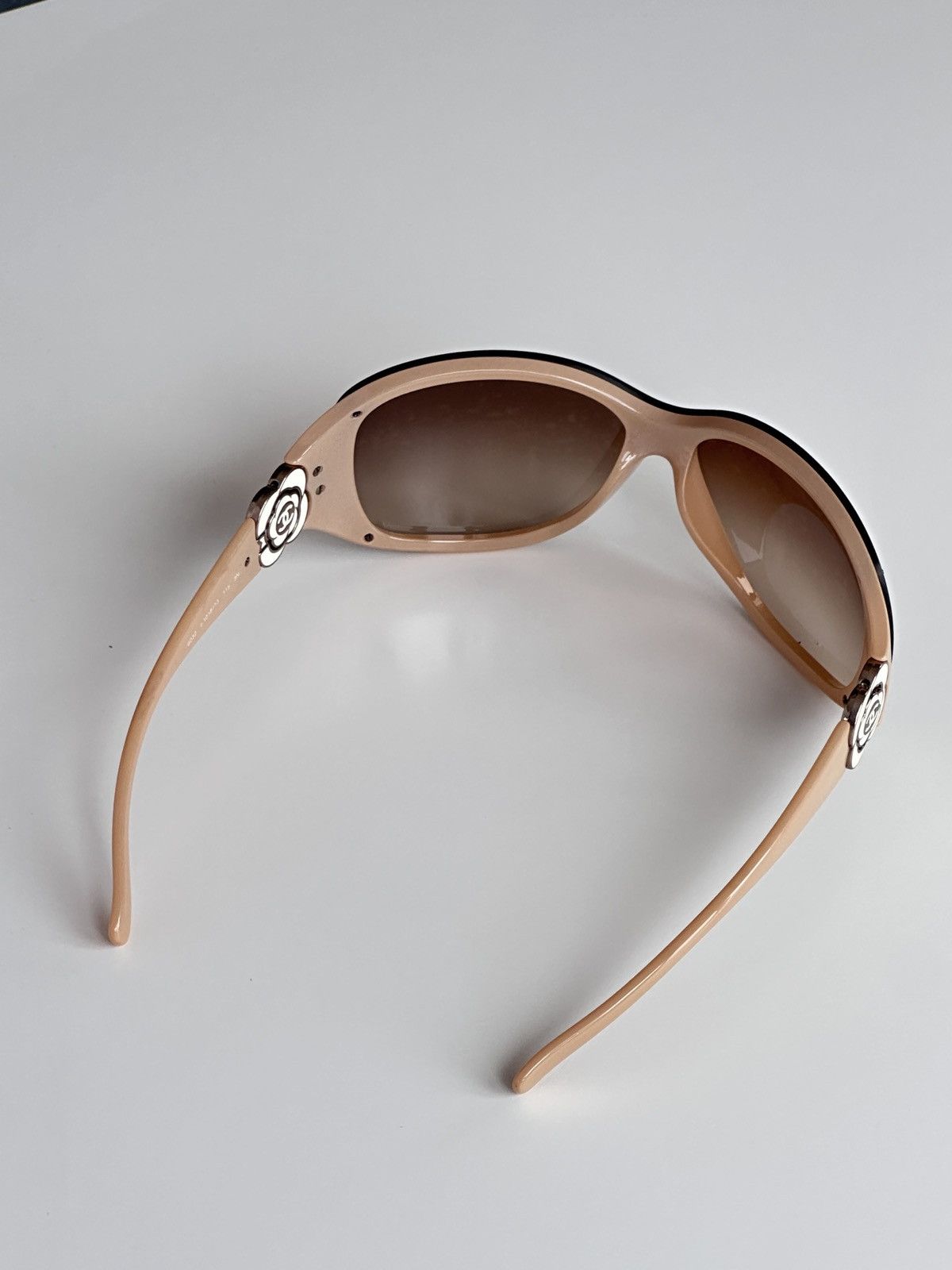 Chanel CHANEL Oval CC Camellia Logo Beige Sunglasses 6032 Size ONE SIZE - 11 Thumbnail