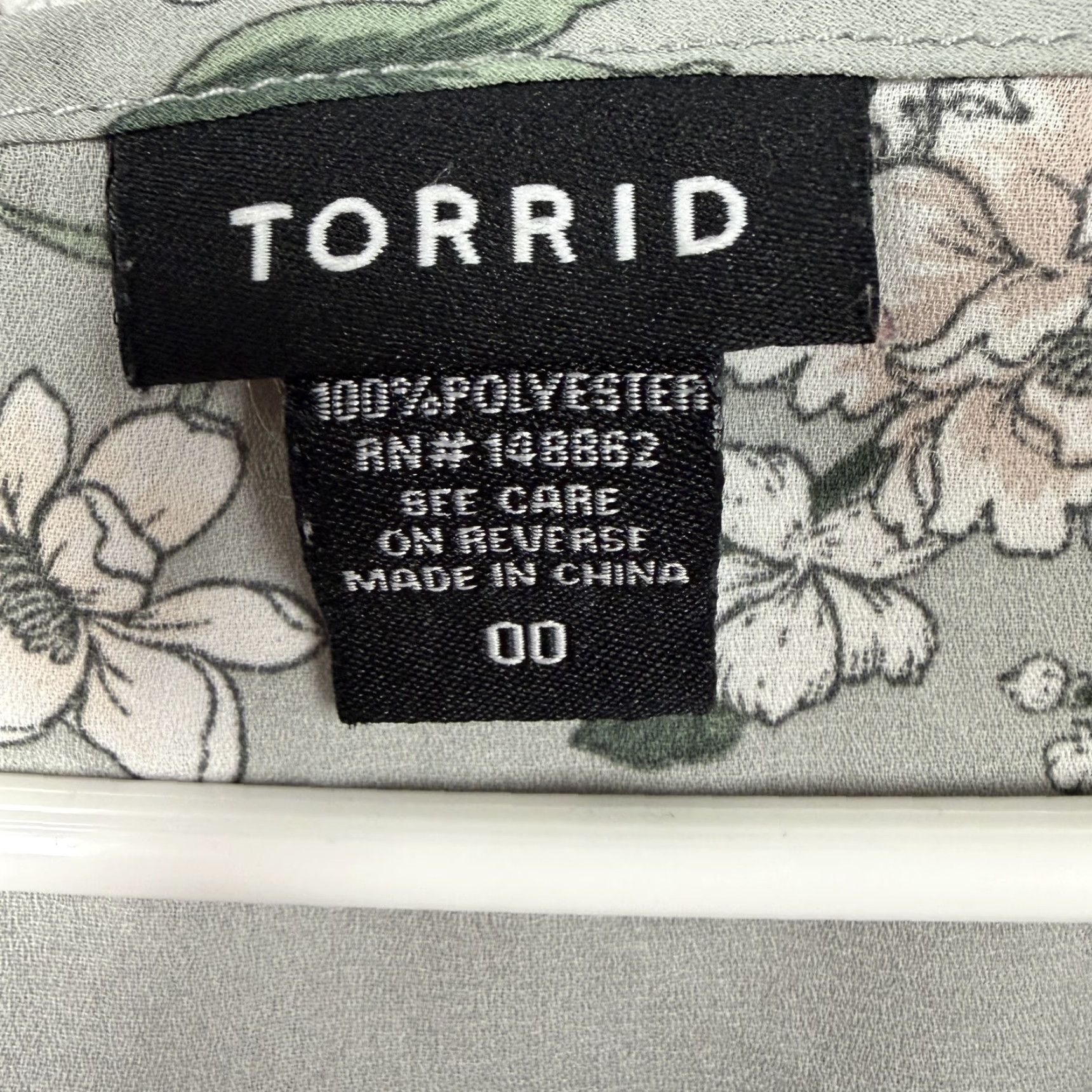 Torrid Torrid Blouse Women SS Gray Floral Scoop Neck Short Sleeve Plus 00 Casual Womens Size XXS / US 00 / IT 34 - 4 Thumbnail