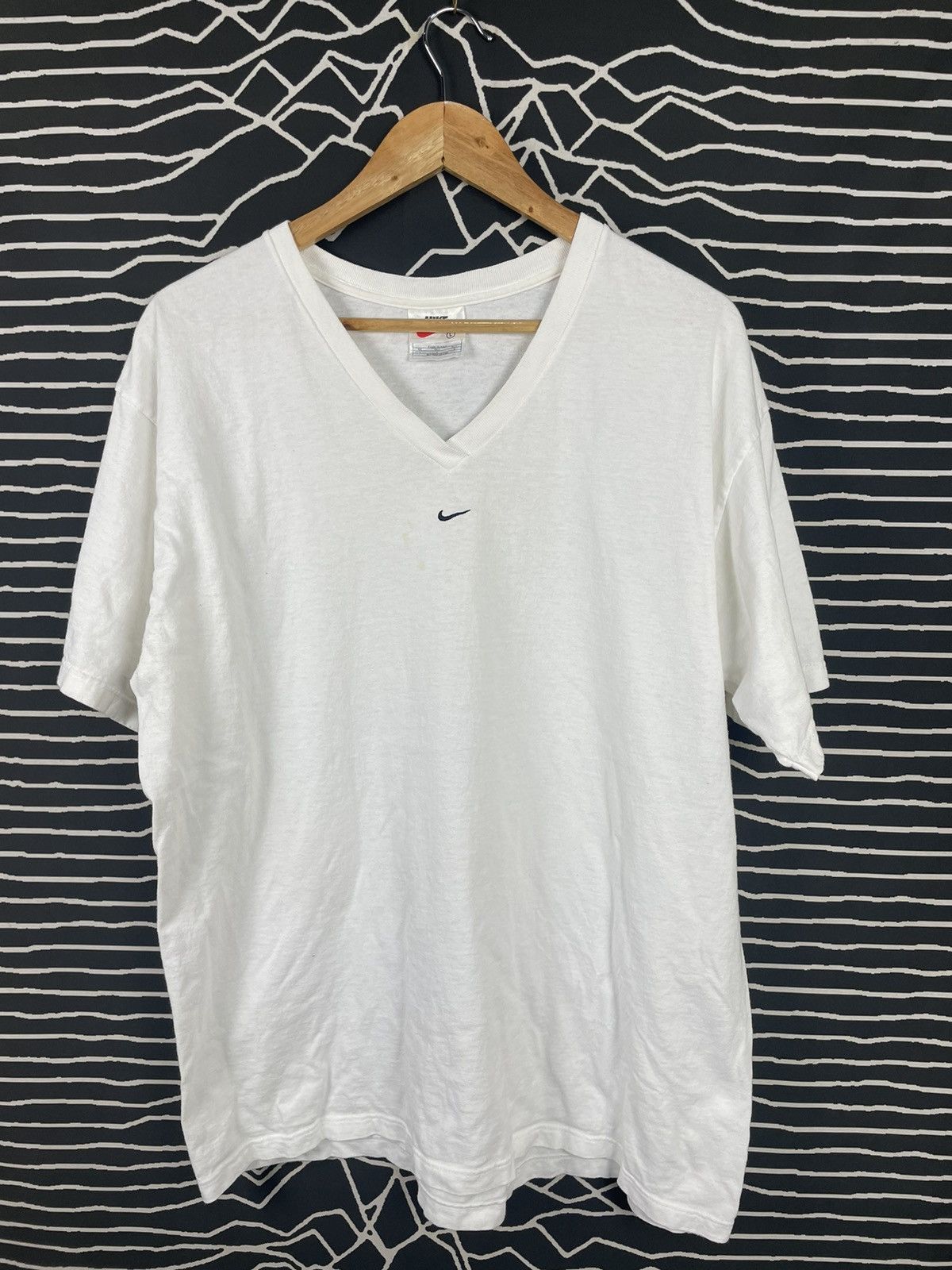 Nike Vintage Nike Center Small Logo Tshirt Size US L / EU 52-54 / 3 - 1 Thumbnail