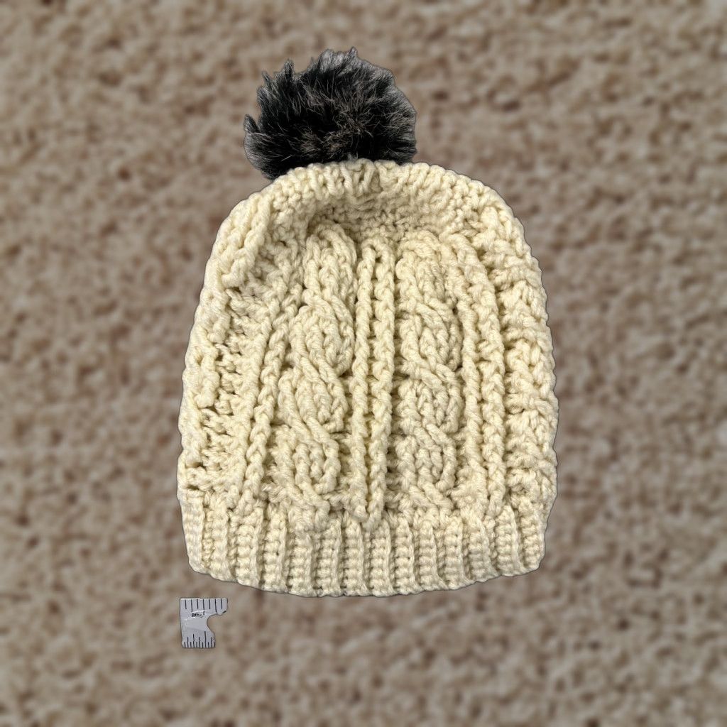 Vintage Womens Beanie Toque Ivory Cable Knit Acrylic Ski Pom One Size Size ONE SIZE - 1 Thumbnail