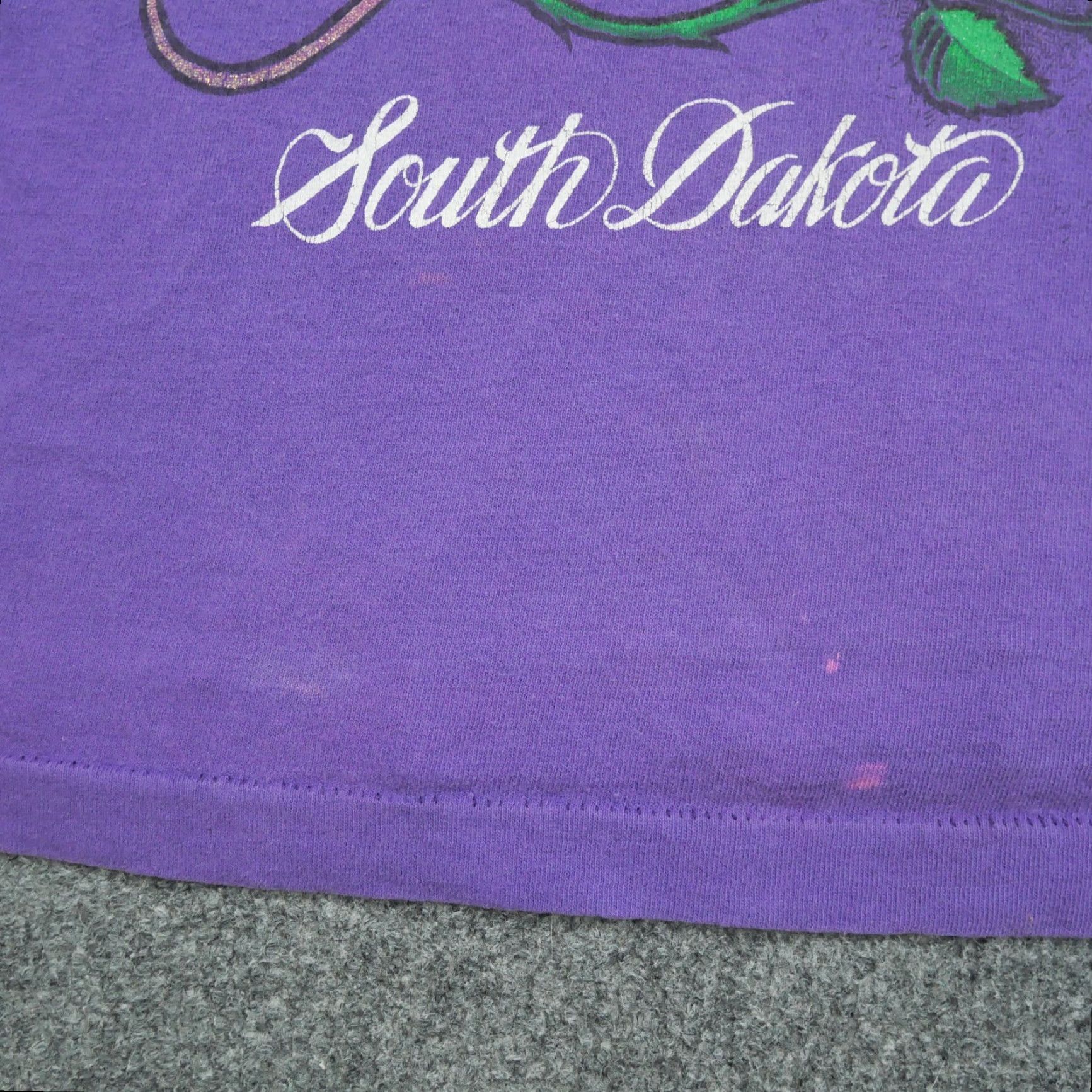 Fruit Of The Loom VINTAGE Fruit of the Loom T-Shirt Men Shirt 90s Purple White? (Note: need to not introduce new info) Size US S / EU 44-46 / 1 - 5 Thumbnail