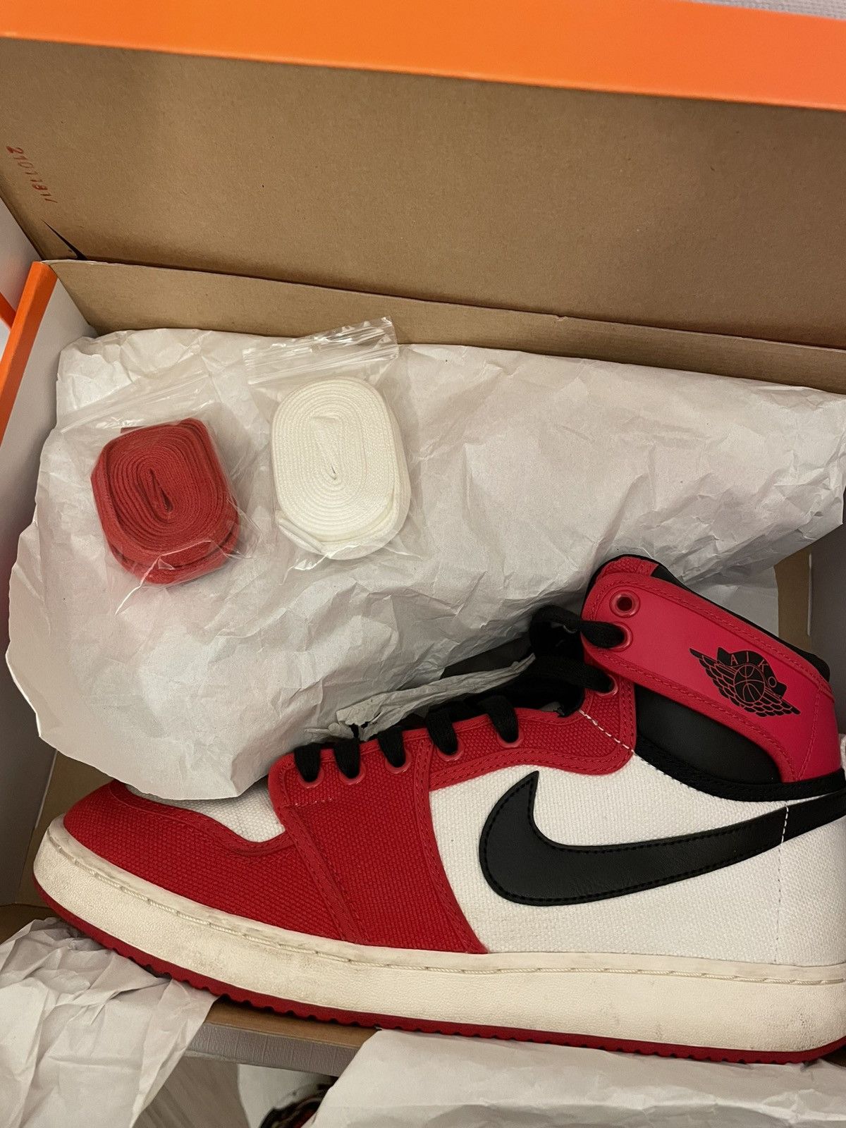 Nike Jordan 1 KO Chicago Size US 10.5 / EU 43-44 - 5 Thumbnail