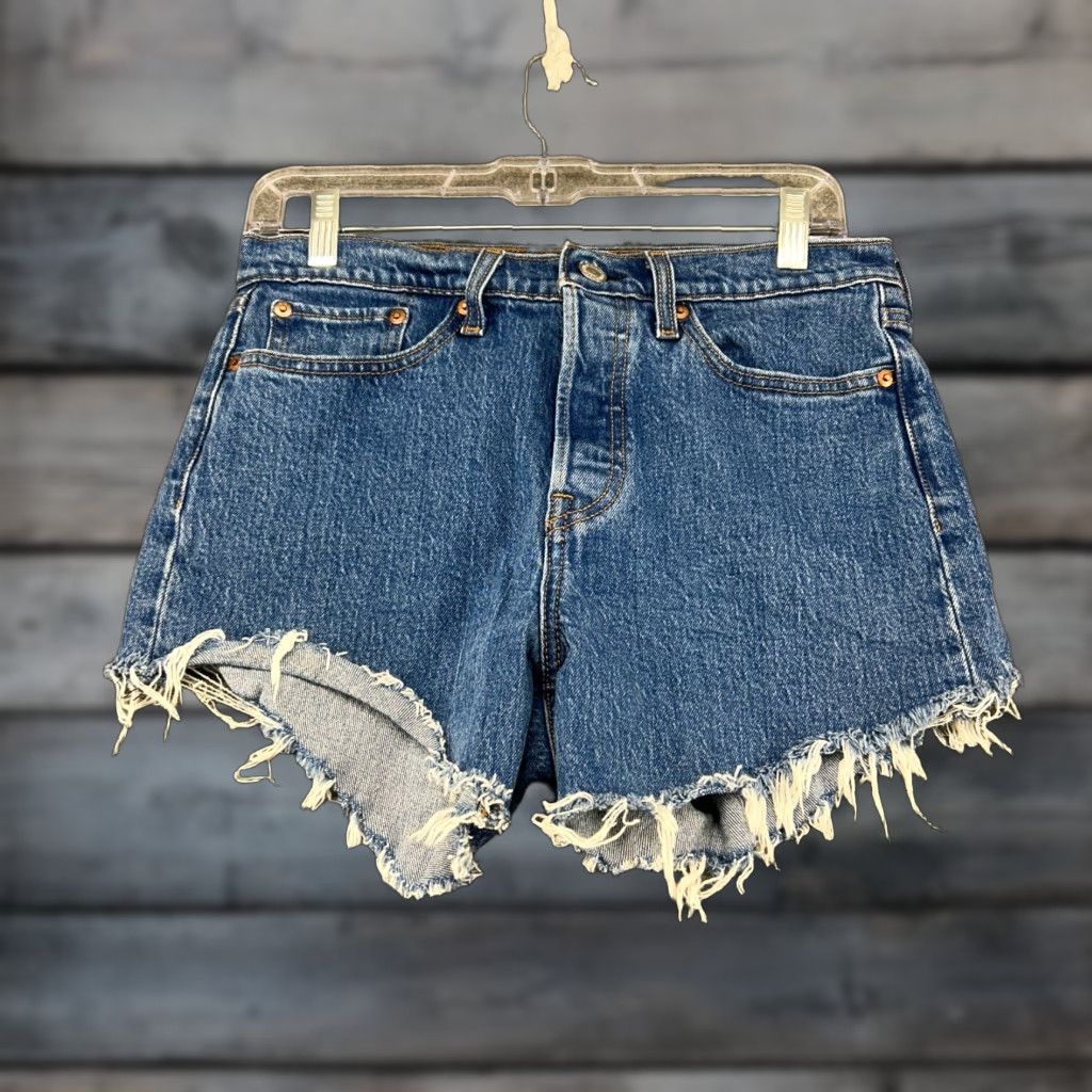 Levi's VINTAGE Levi's Shorts Womens 28 Blue Denim Jorts Wedgie Straight Medium Wash Cut Off Cargo Pocket USA 4 in Inseam Regular Mens? Wait. Size 28" / US 6 / IT 42 - 1 Thumbnail