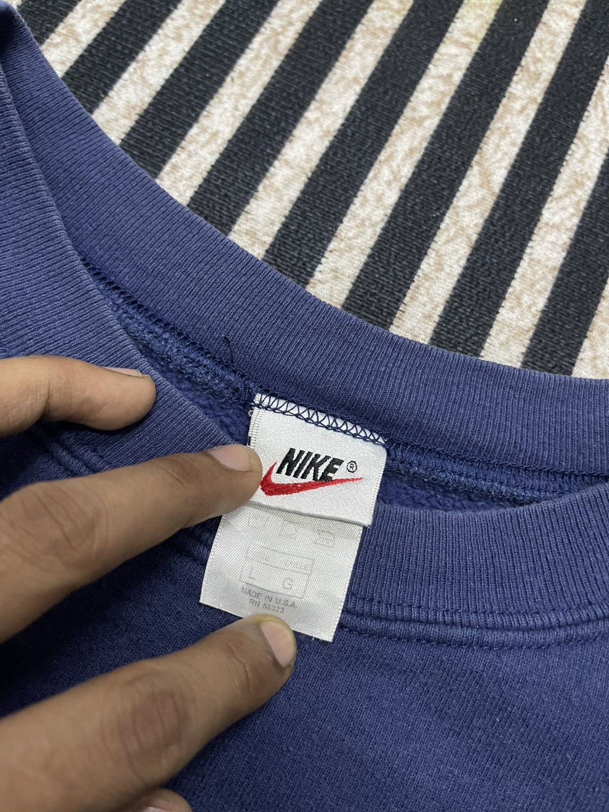Nike 90s NIKE BIG SWOOSH SWEATSHIRT NICELY FADED Size US L / EU 52-54 / 3 - 8 Thumbnail