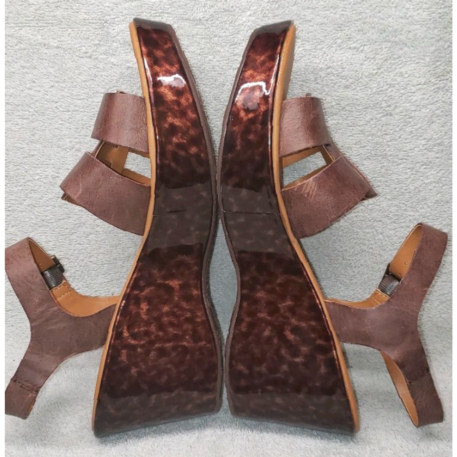 Vintage Korks Women's T-strap Wedge Sandal Size 9M Brown Leather Upper Glossy Wedge Leopard Pattern Buckle Size US 9 / IT 39 - 7 Thumbnail