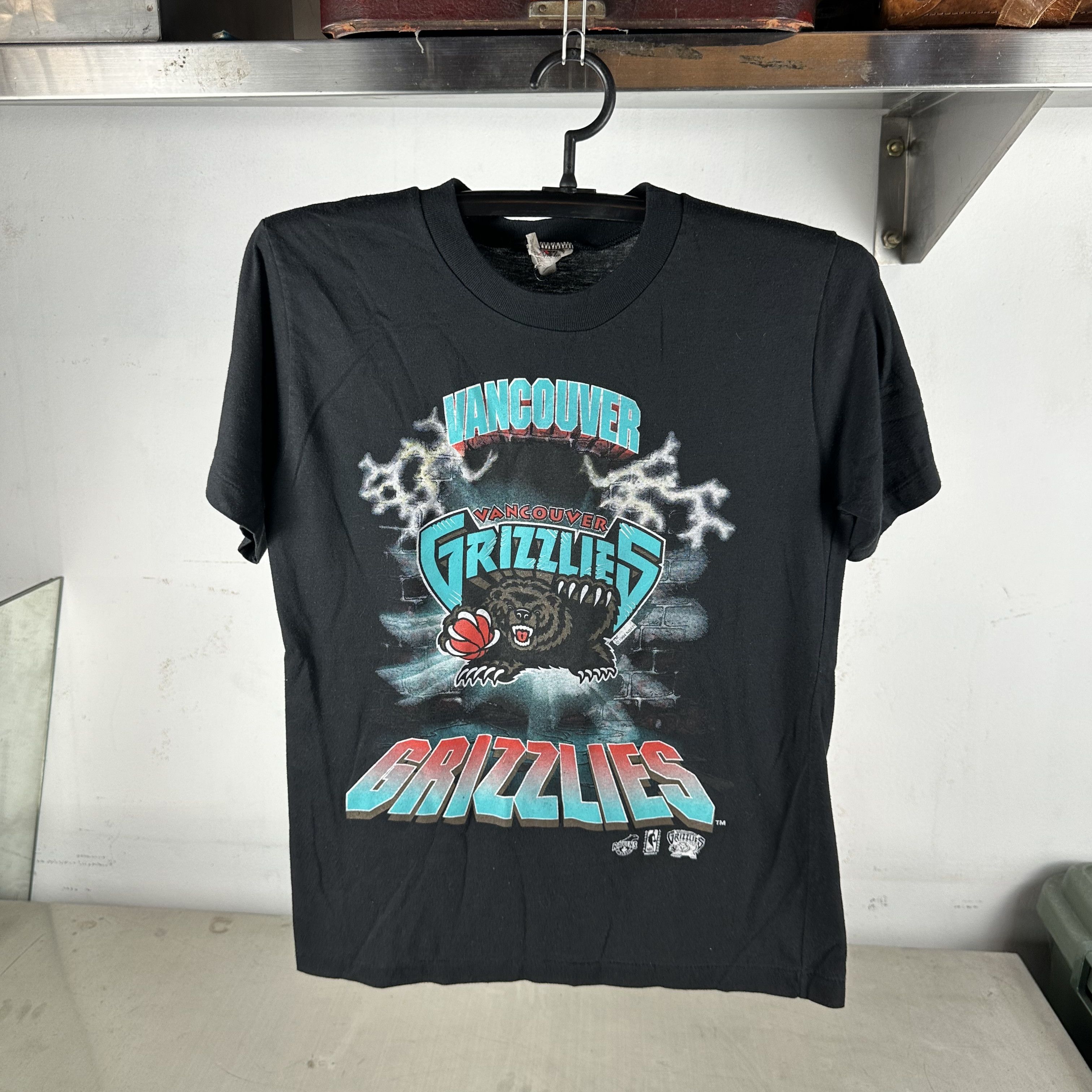 Vintage ​​​​Vintage 90s Vancouver Grizzlies NBA Lightning T-shirt Size US XS / EU 42 / 0 - 1 Thumbnail