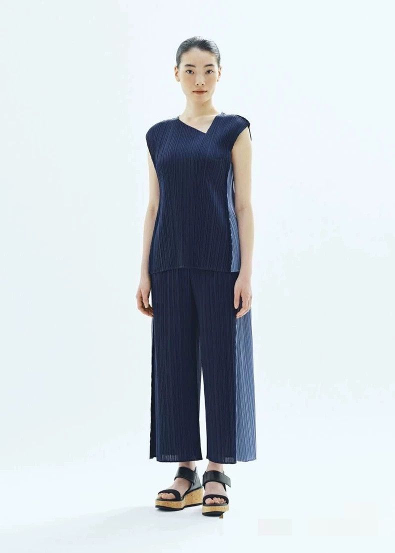 Issey Miyake Issey Miyake size:3 A deep blue and haze blue pleated vest Size L / US 10 / IT 46 - 1 Thumbnail