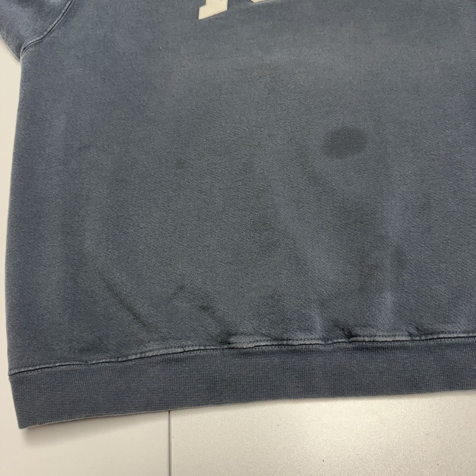 Vintage Vintage 90s Iowa Sweatshirt Mens Large Faded Blue Crew Neck Size US L / EU 52-54 / 3 - 6 Thumbnail
